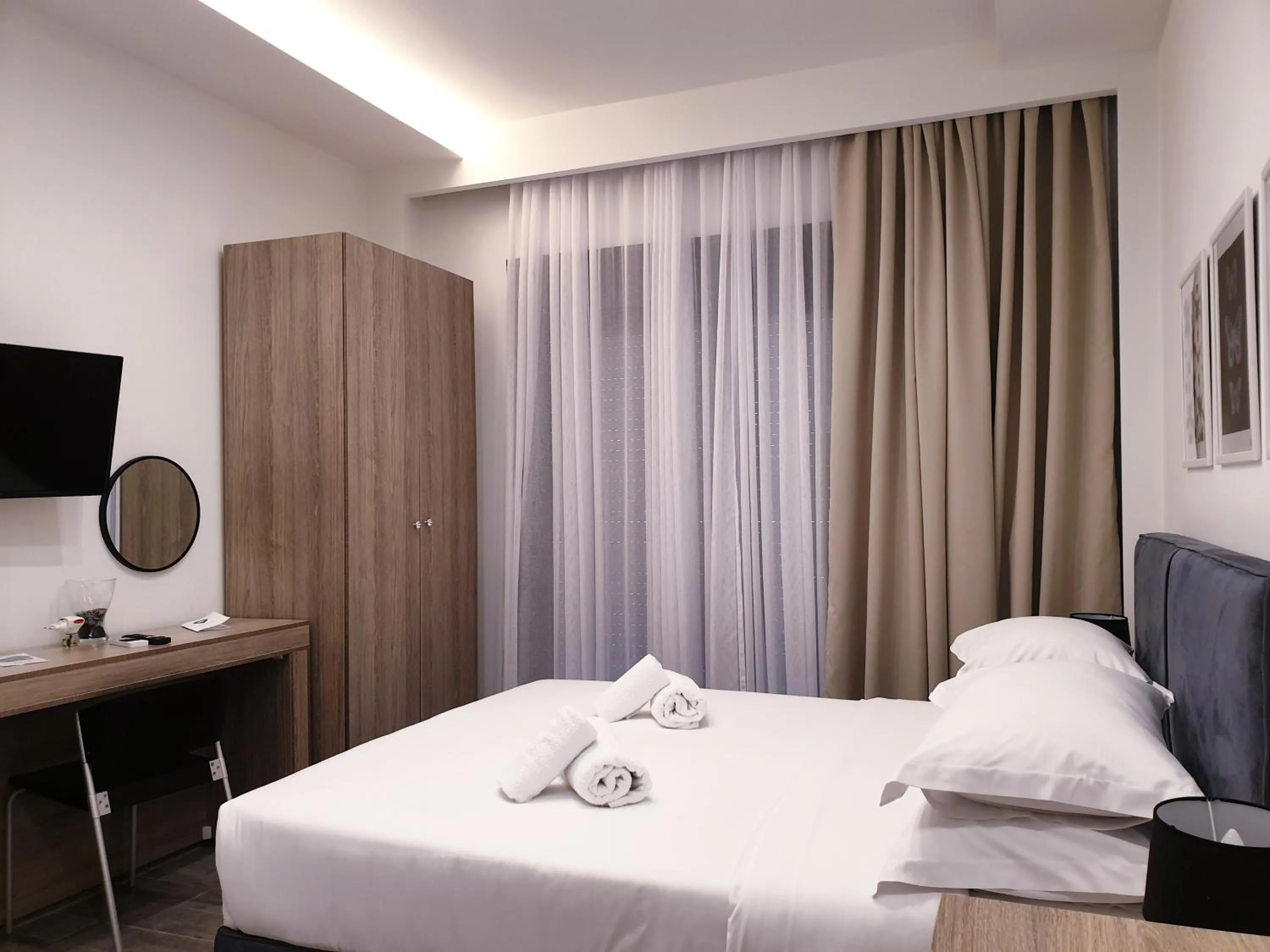 Bed in Eantos Studios and Suites