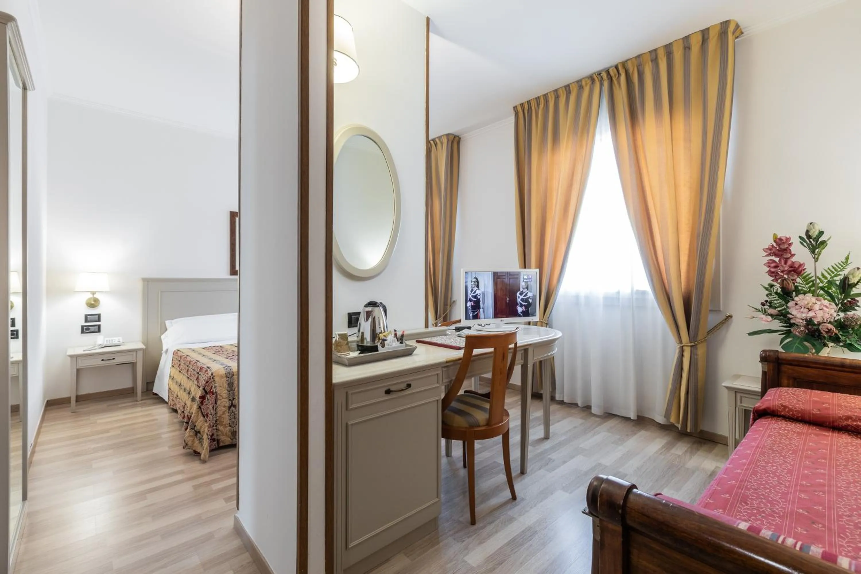 Seating area, Bed in Hotel Michelangelo