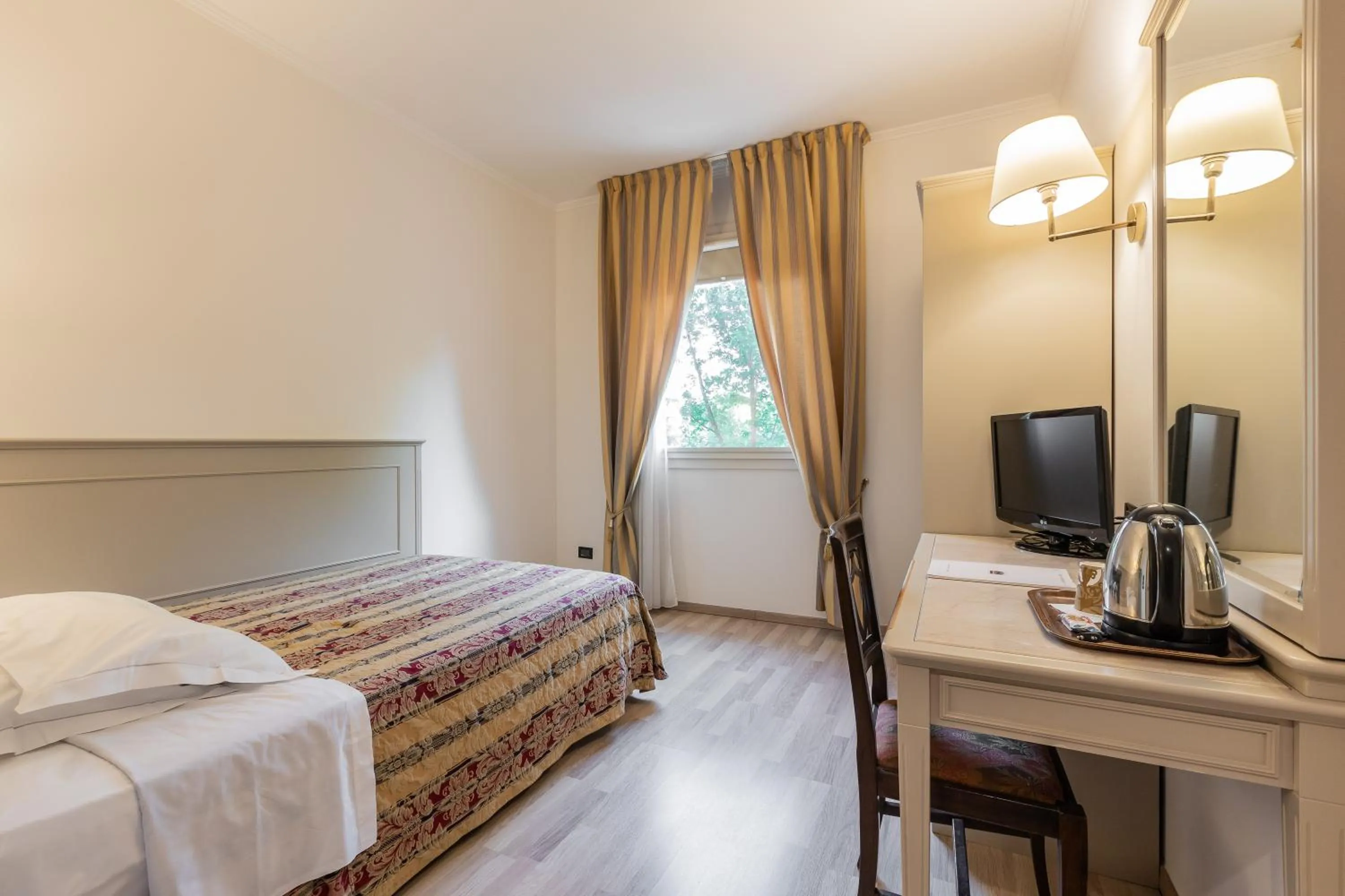 Photo of the whole room, Bed in Hotel Michelangelo