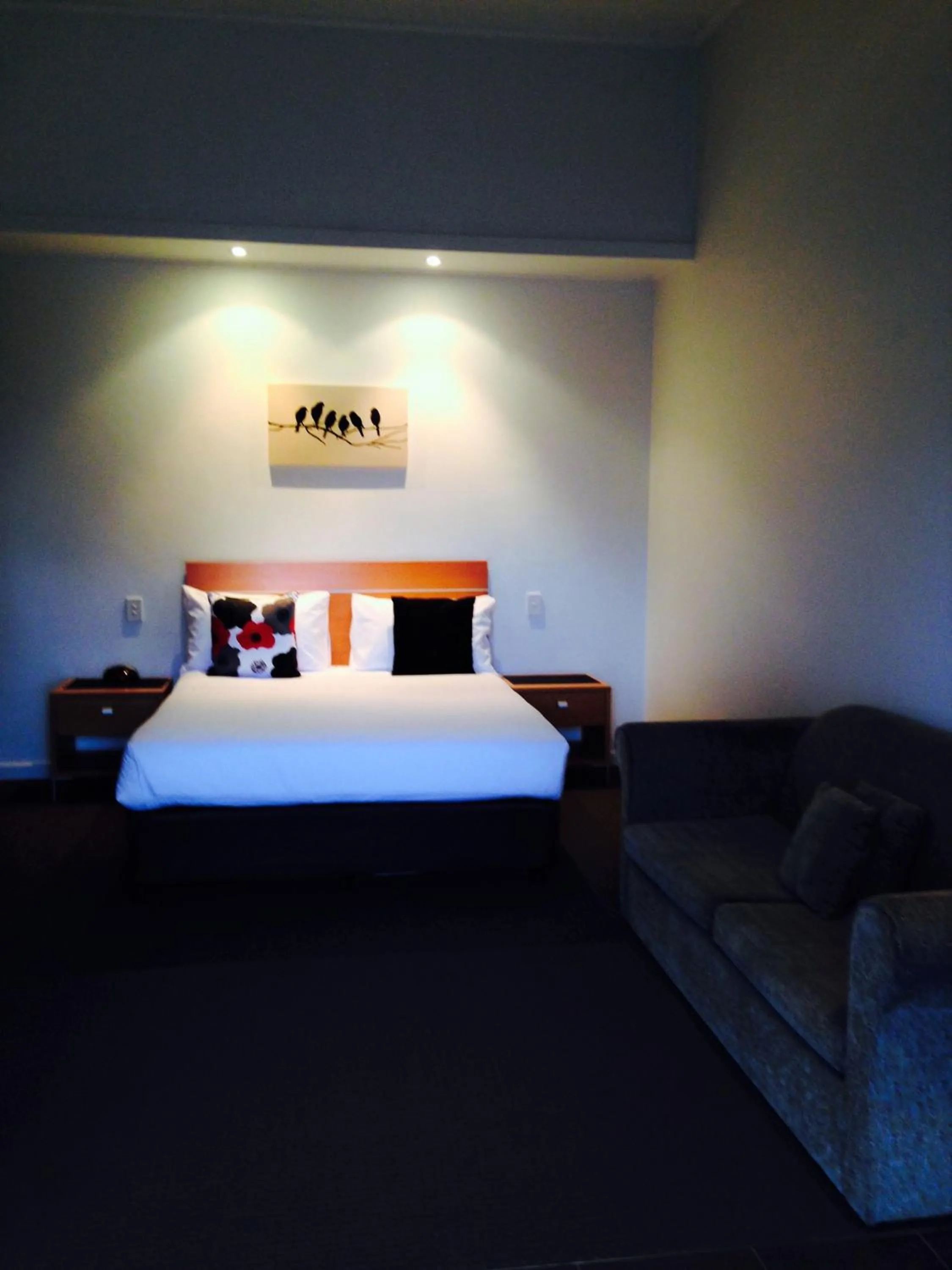 Living room, Bed in Burkes Hotel Motel