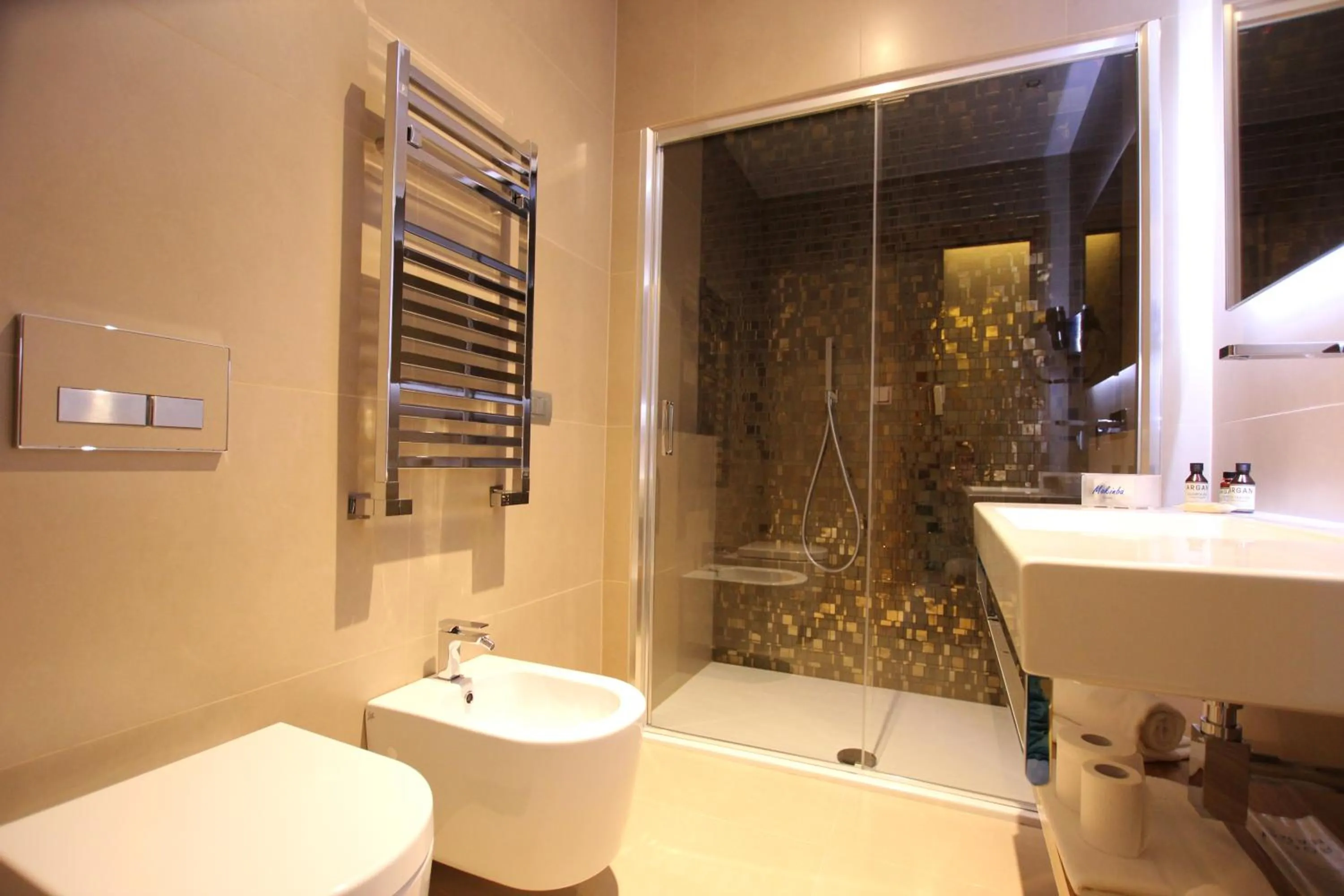 Shower in Mokinba Hotels Baviera