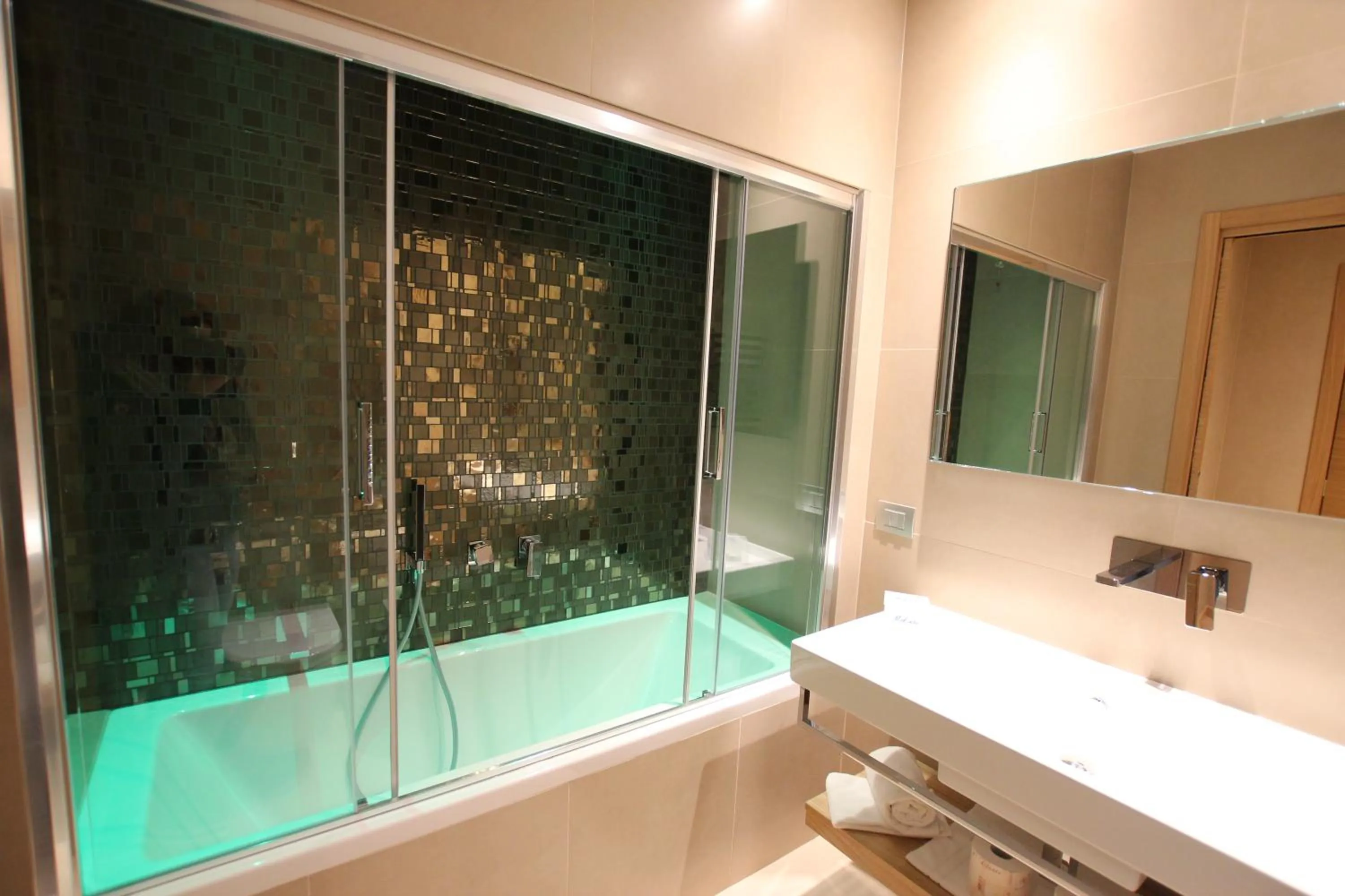 Shower in Mokinba Hotels Baviera