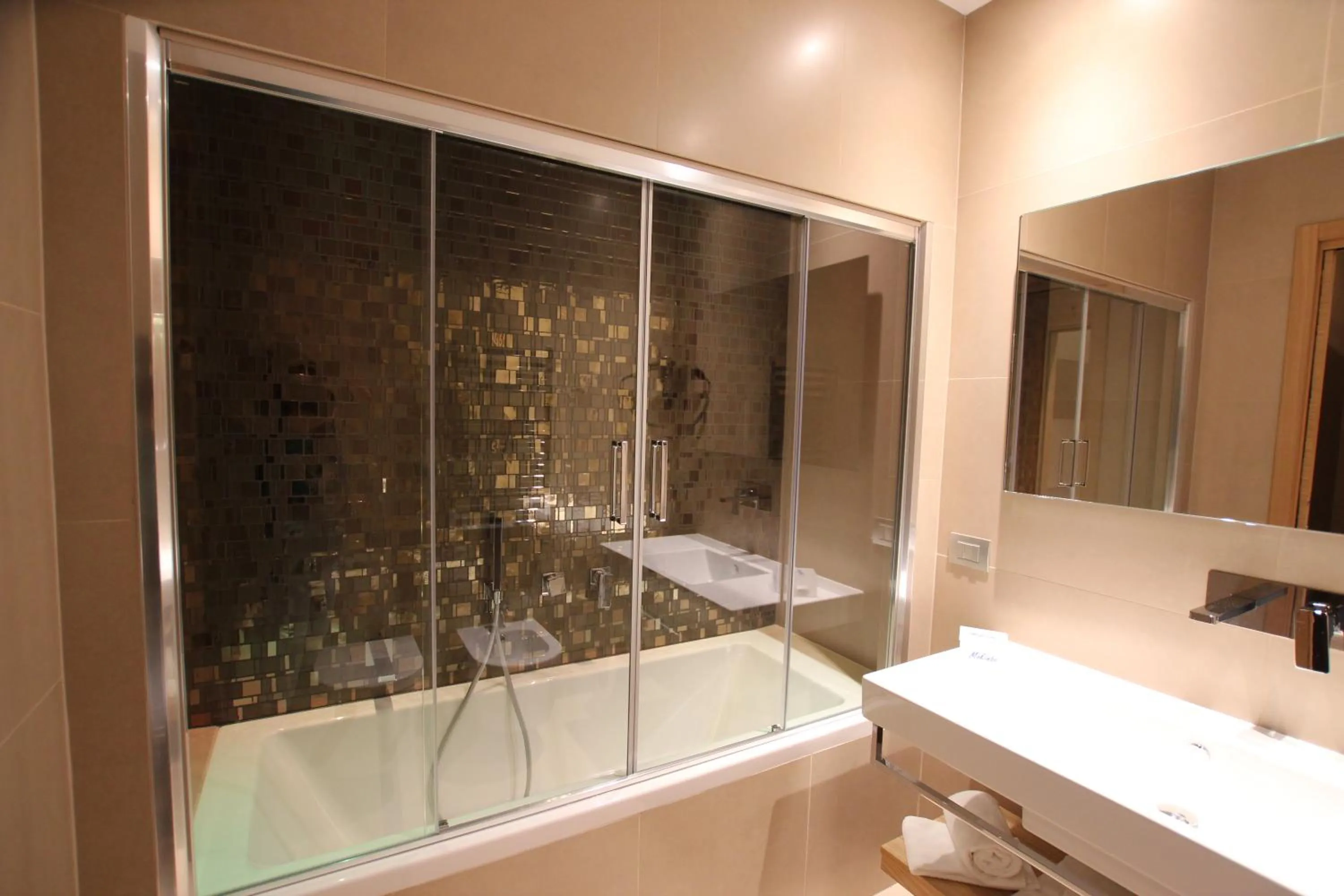 Shower in Mokinba Hotels Baviera