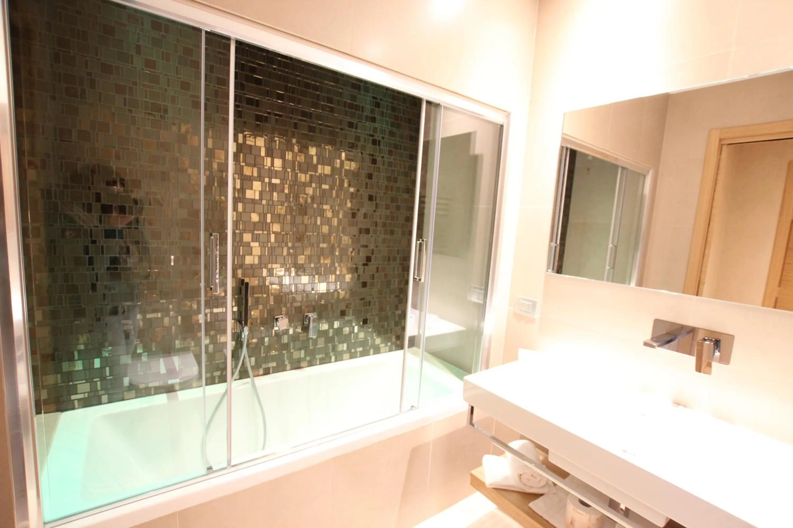 Shower in Mokinba Hotels Baviera