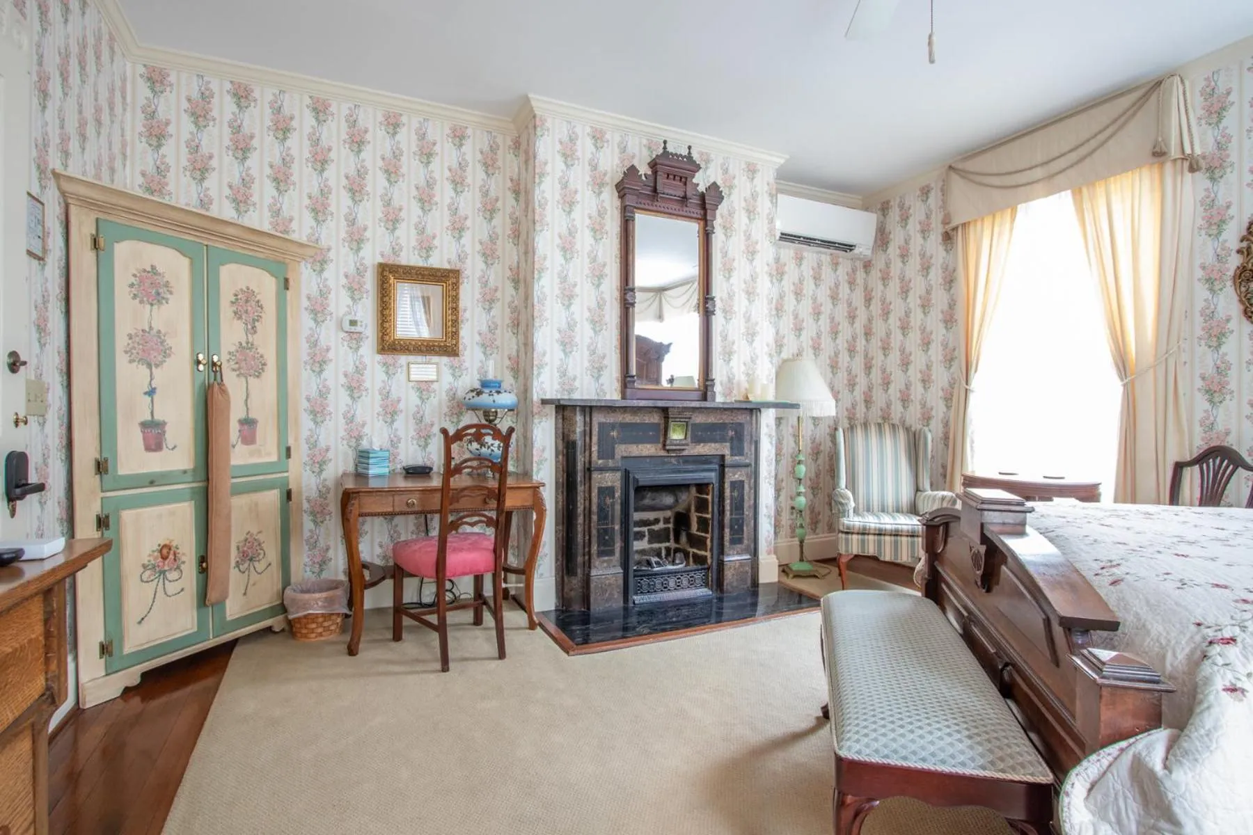 Bed in The Oaks Victorian Inn