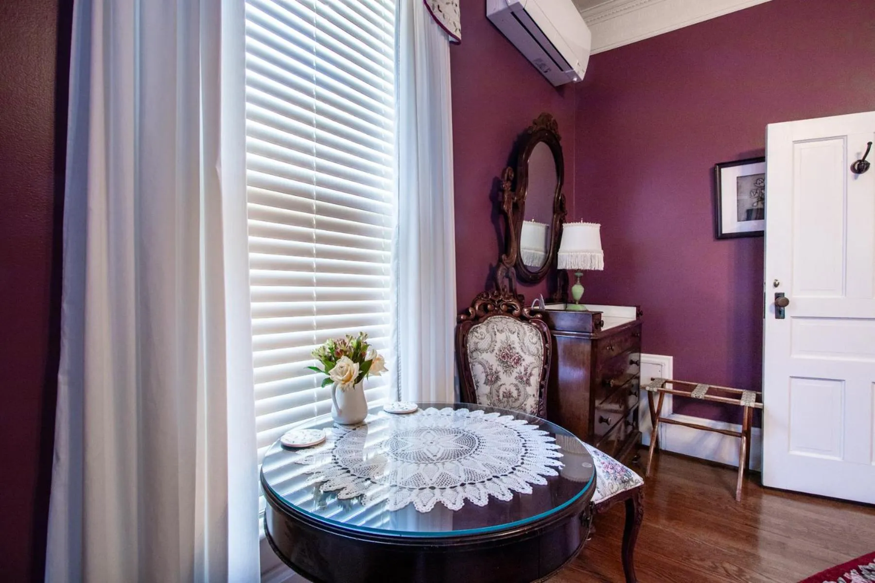 Bed in The Oaks Victorian Inn