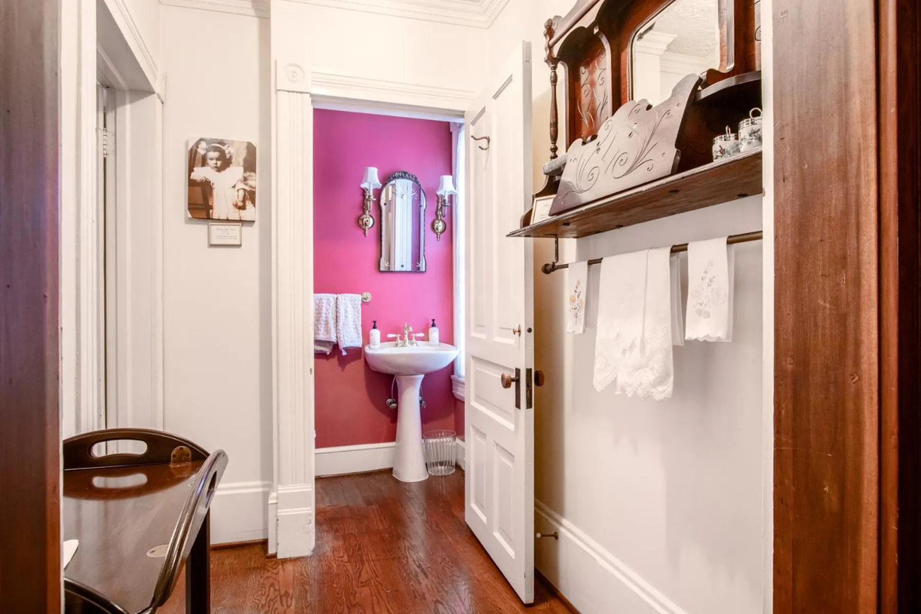 Bed in The Oaks Victorian Inn