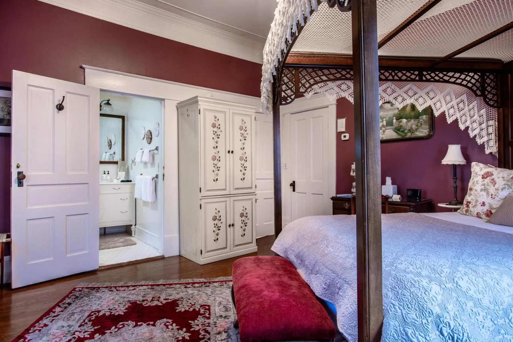 Bed in The Oaks Victorian Inn