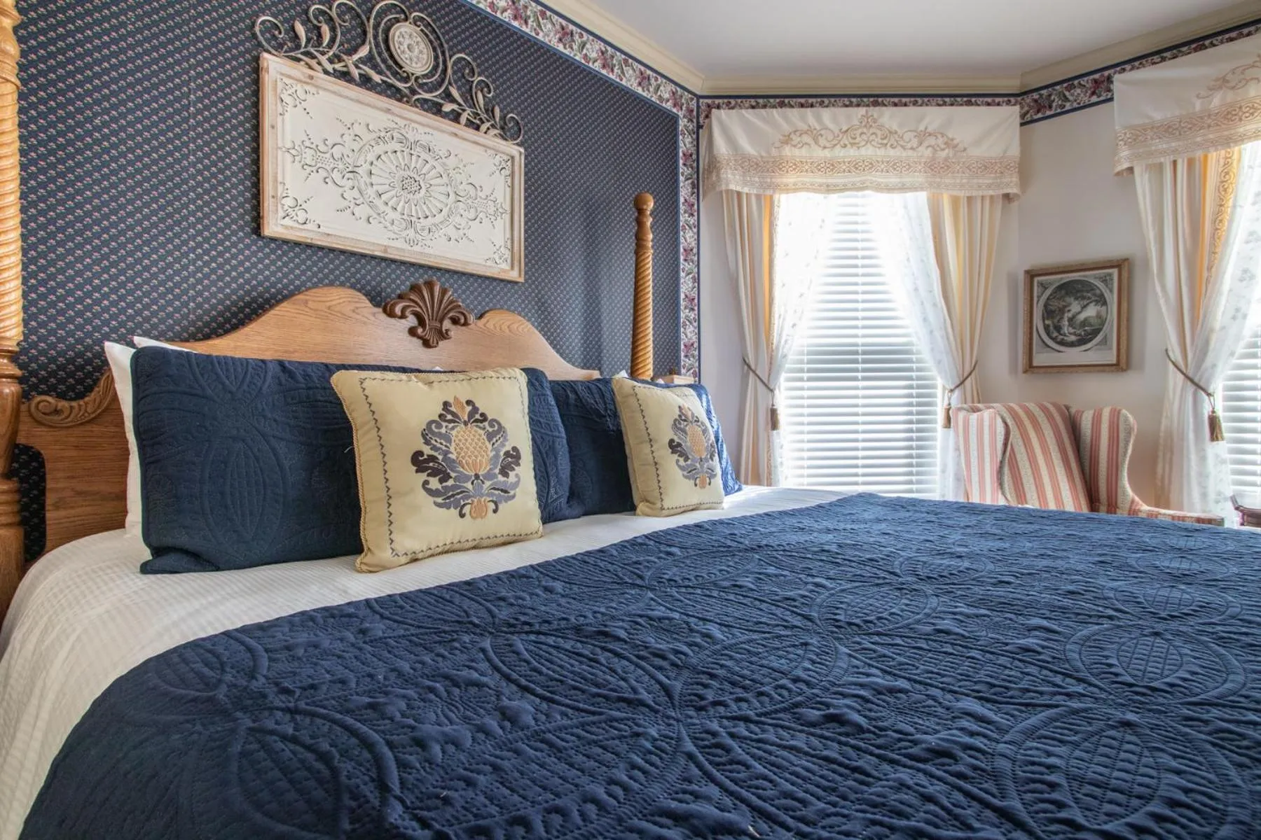 Bed in The Oaks Victorian Inn