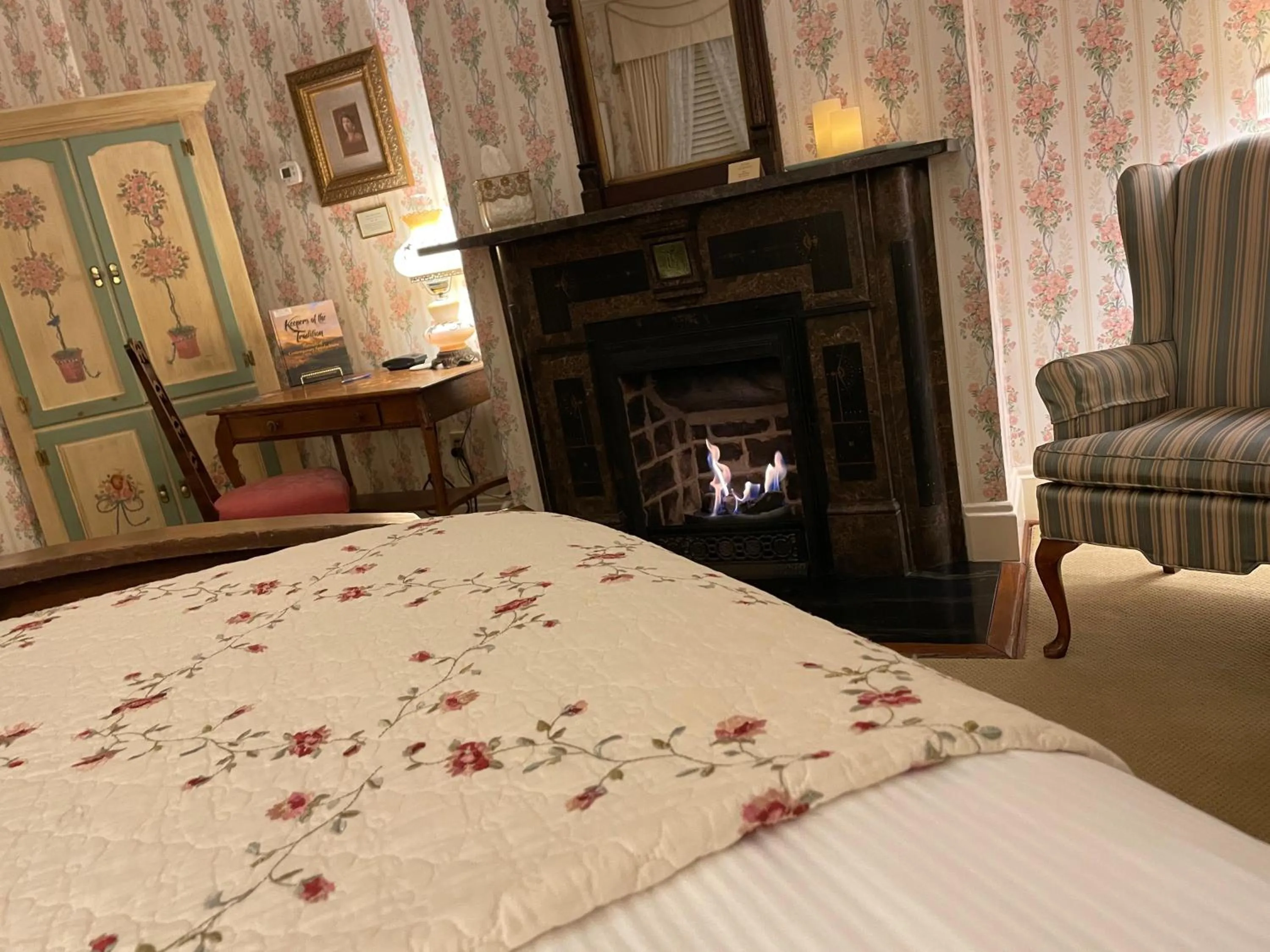 Bed in The Oaks Victorian Inn