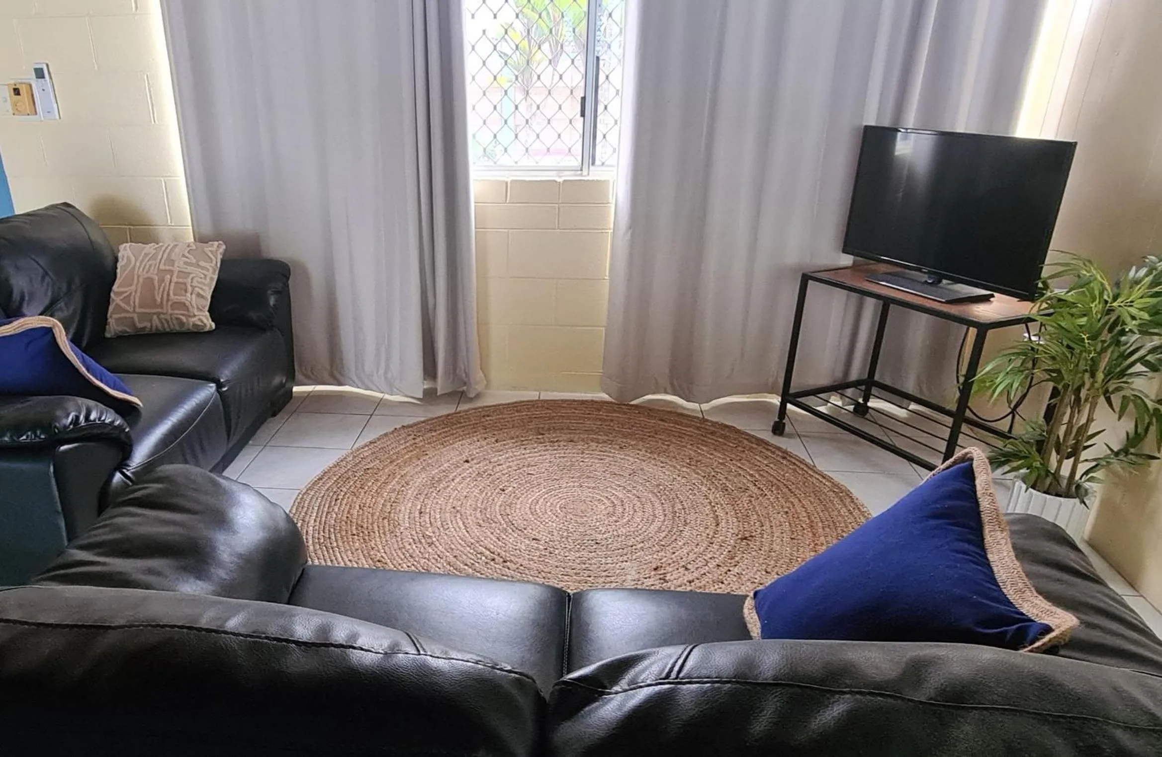 TV and multimedia in Emthree Seaside Apartments