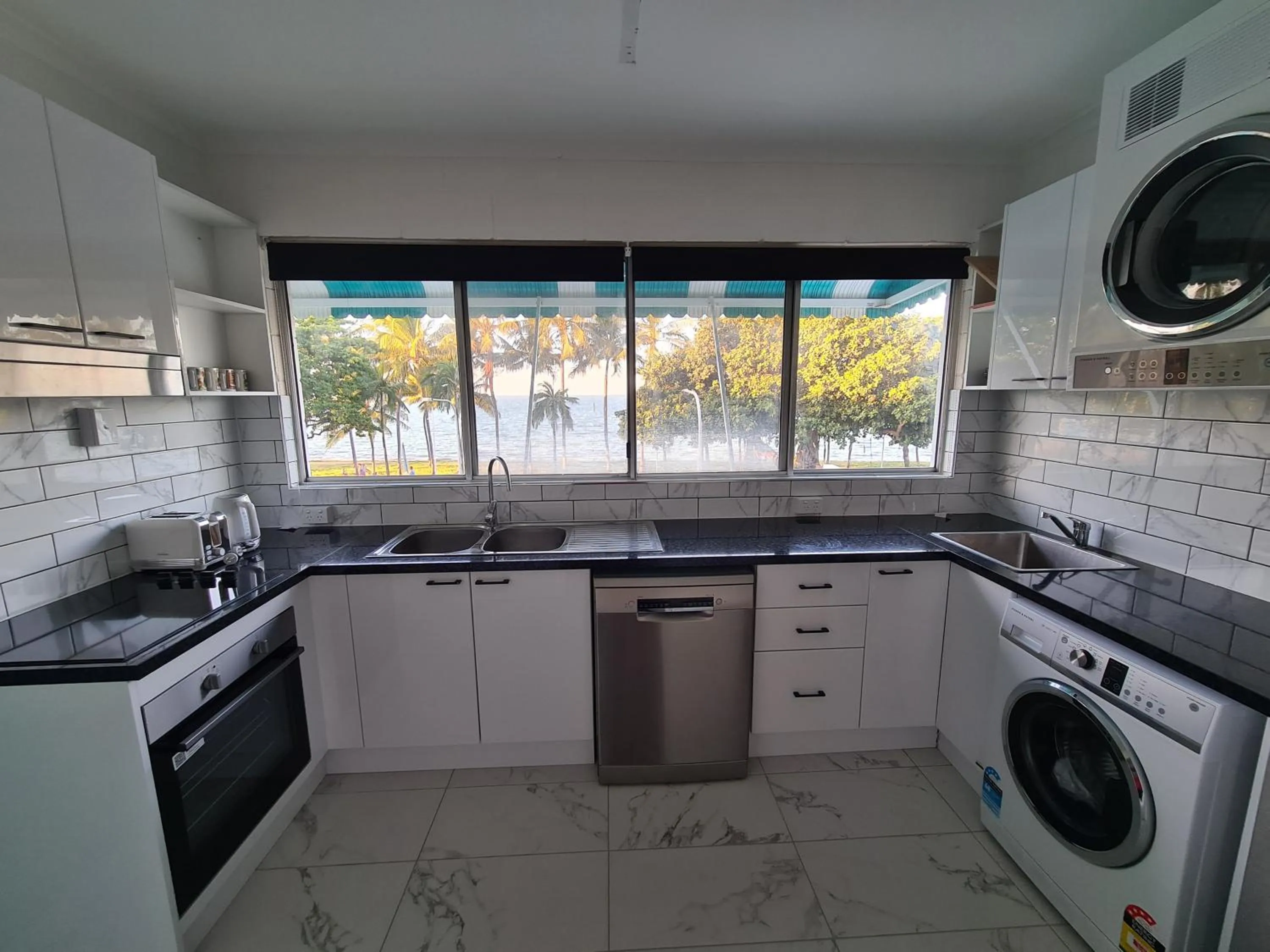 Kitchen or kitchenette in Emthree Seaside Apartments