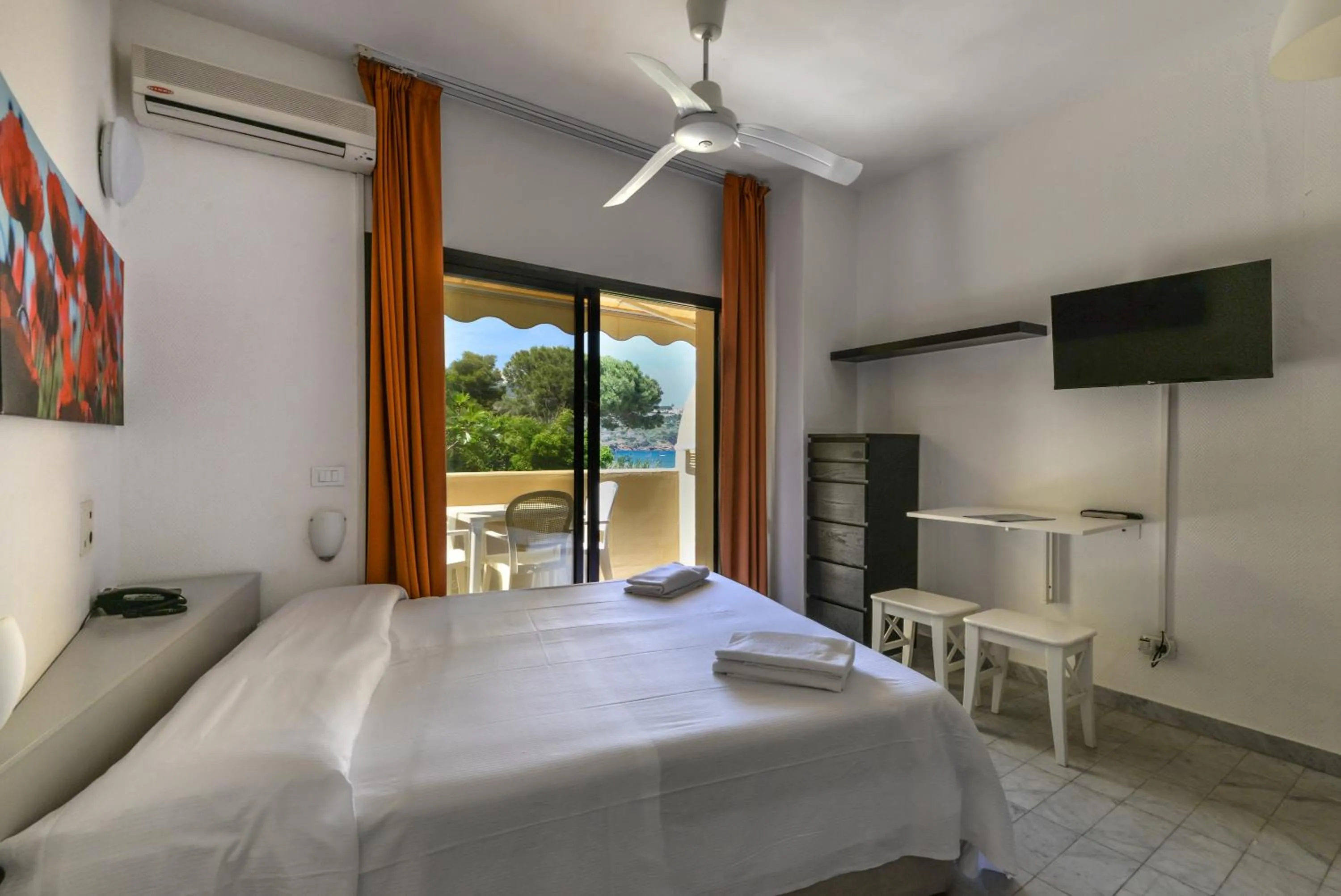 Bedroom, Bed in Hotel Le Acacie