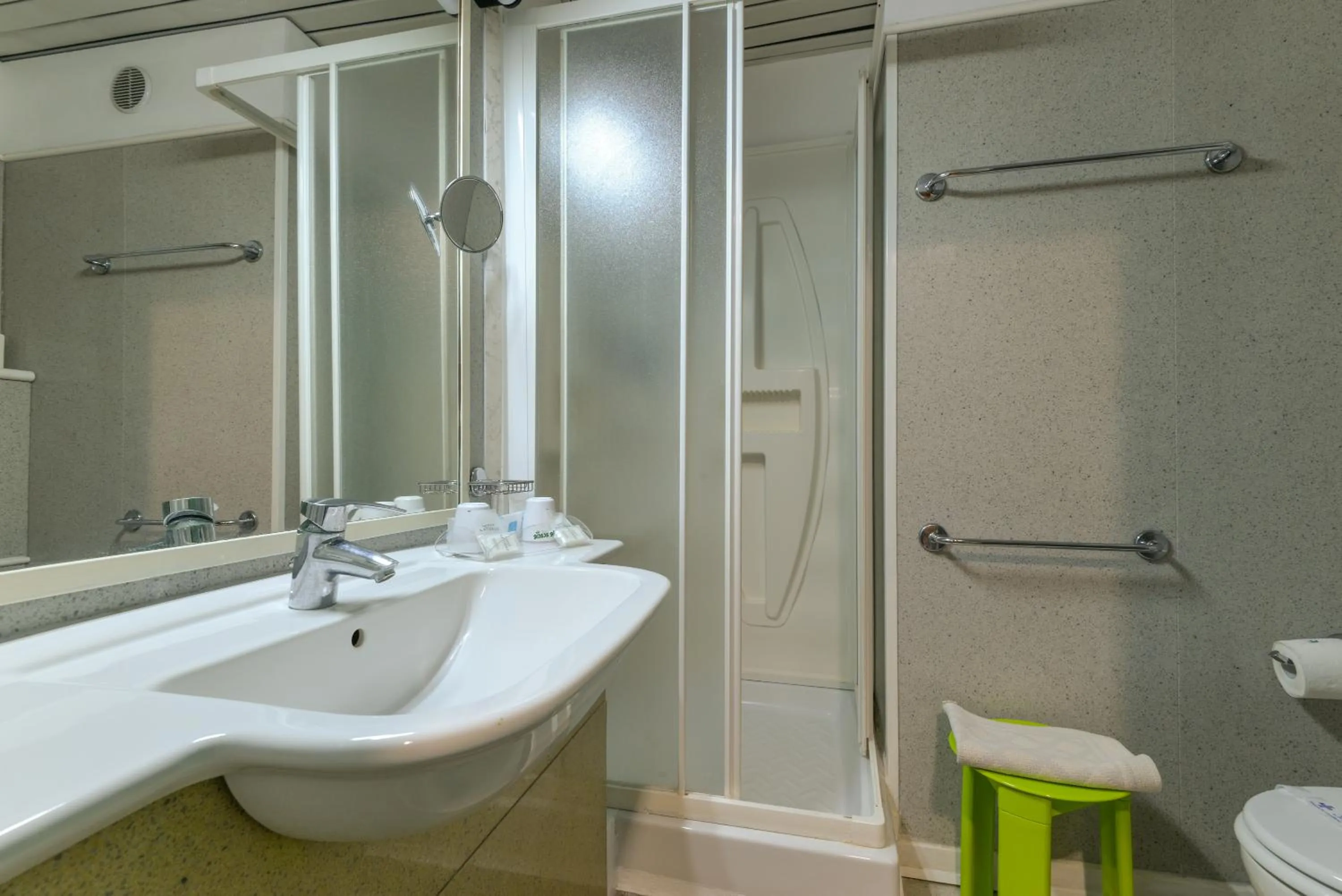 Bathroom in Hotel Le Acacie