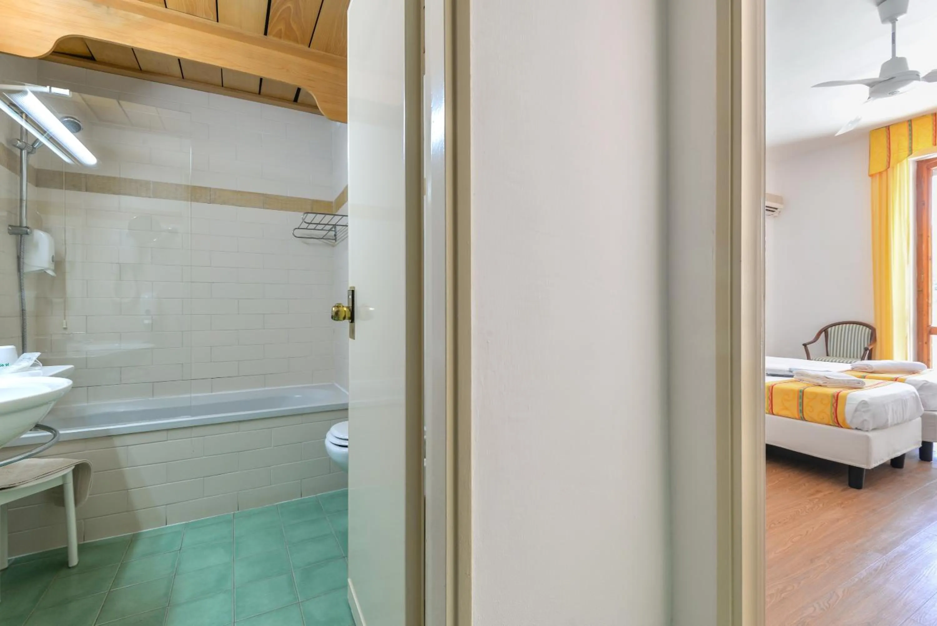 Bathroom, Bed in Hotel Le Acacie