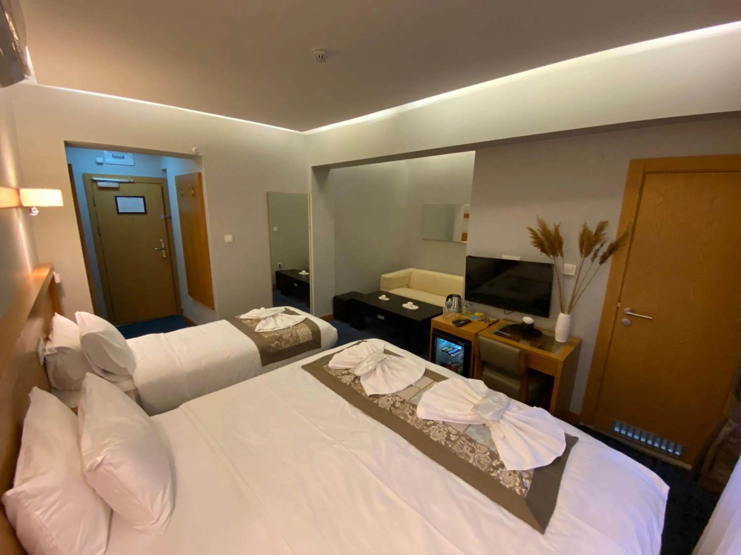 Communal lounge/ TV room, Bed in Won Plaza