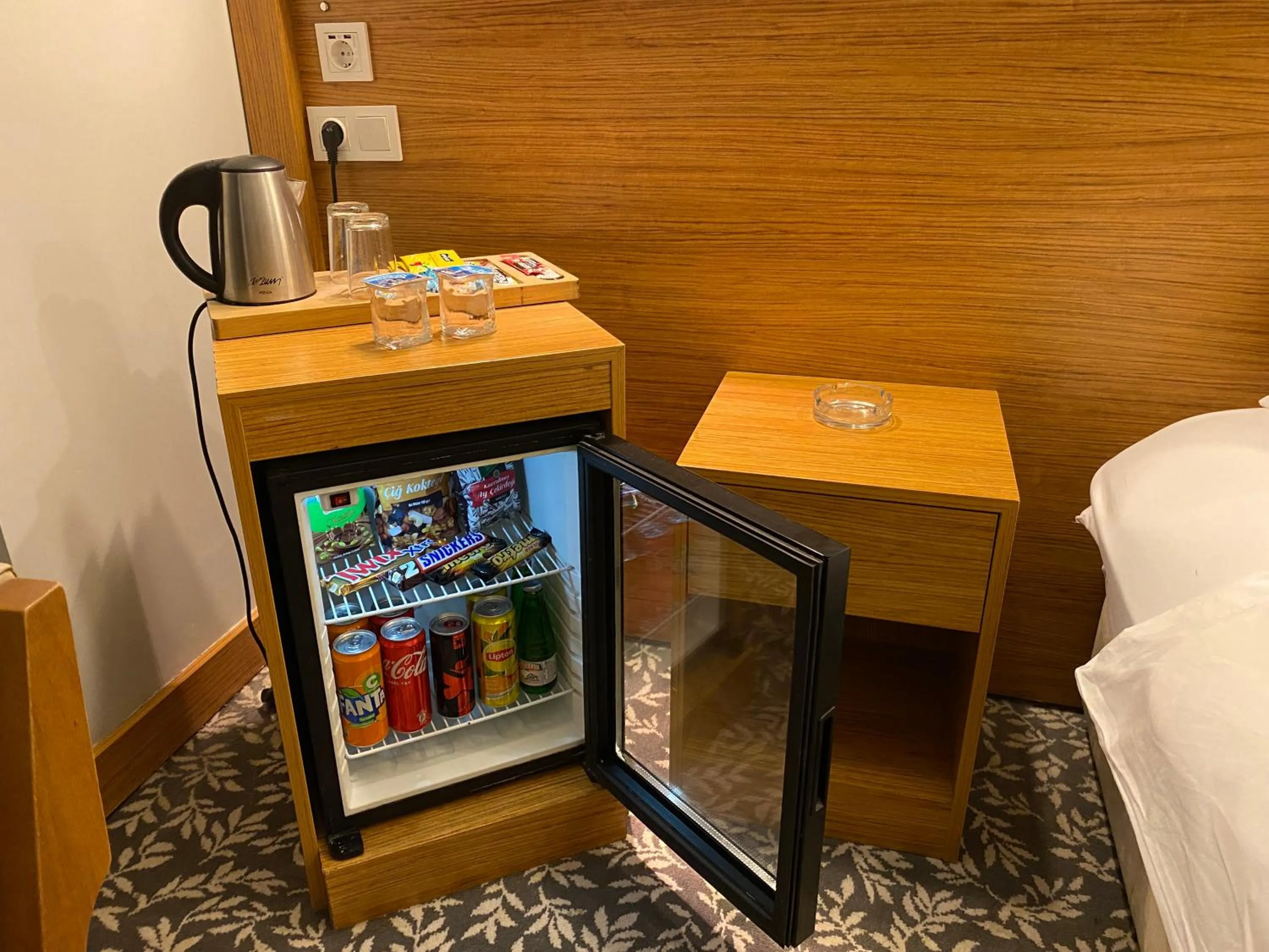 Coffee/tea facilities in Won Plaza