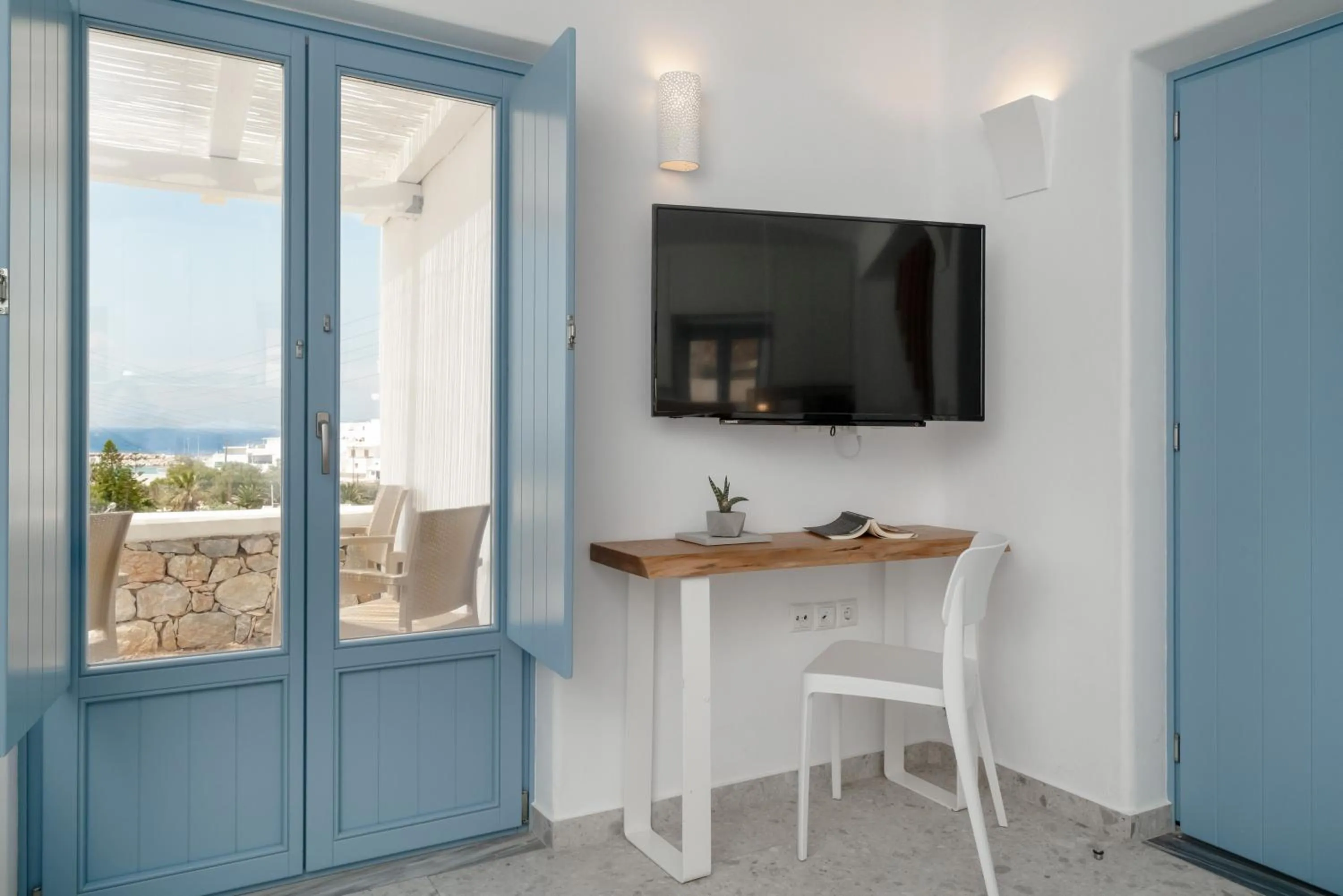 TV and multimedia in Camvillia Donoussa Village Suites