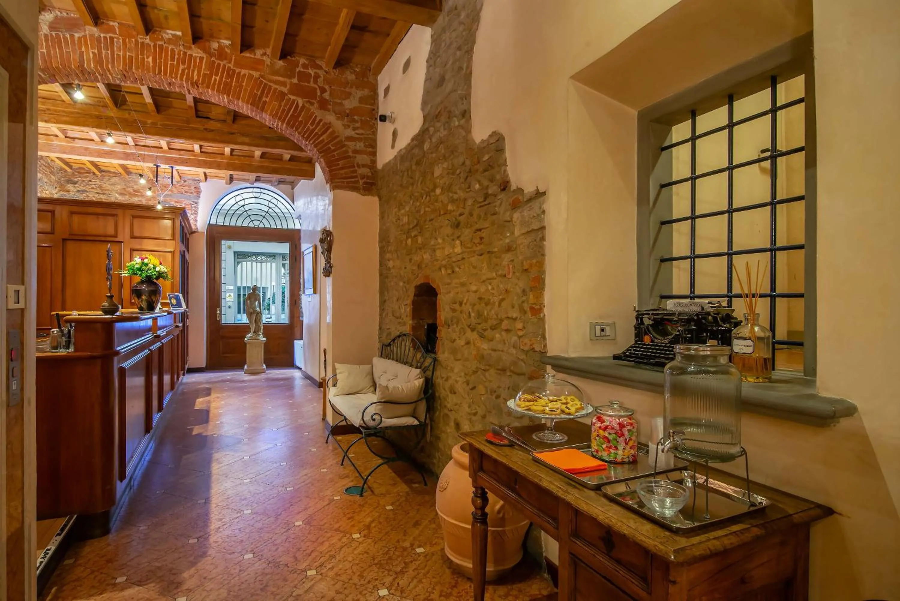 Lobby or reception in Hotel Porta Faenza