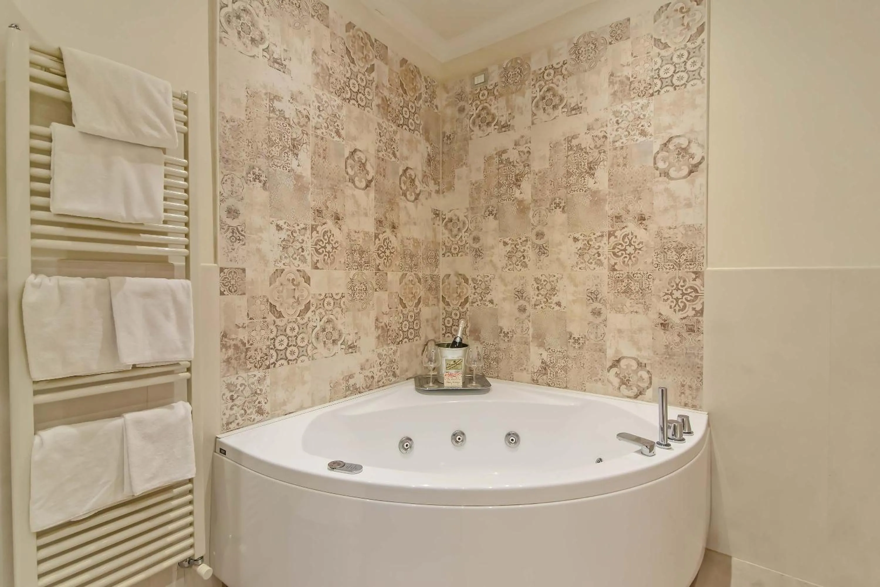 Hot Tub in Hotel Porta Faenza