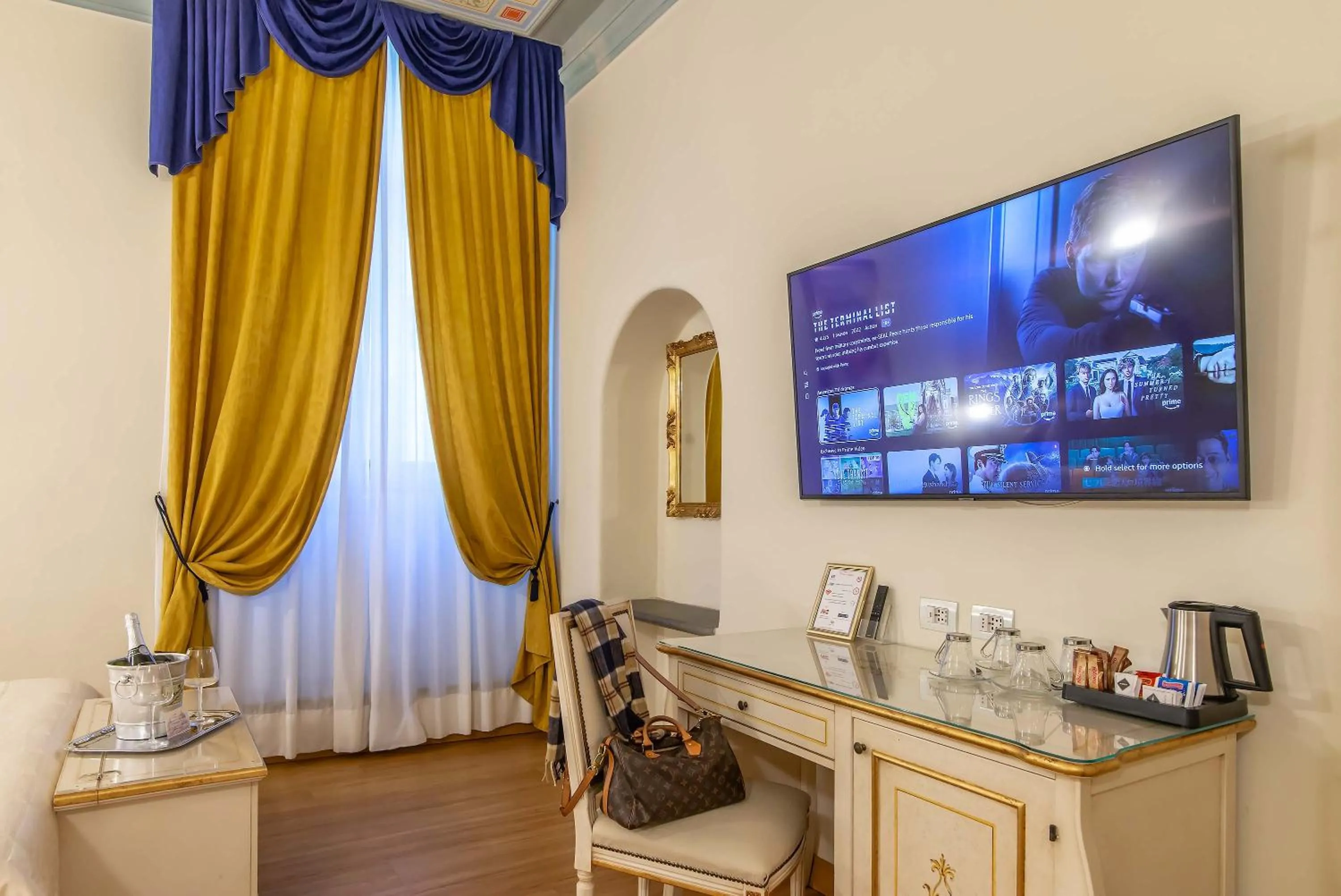 TV and multimedia in Hotel Porta Faenza