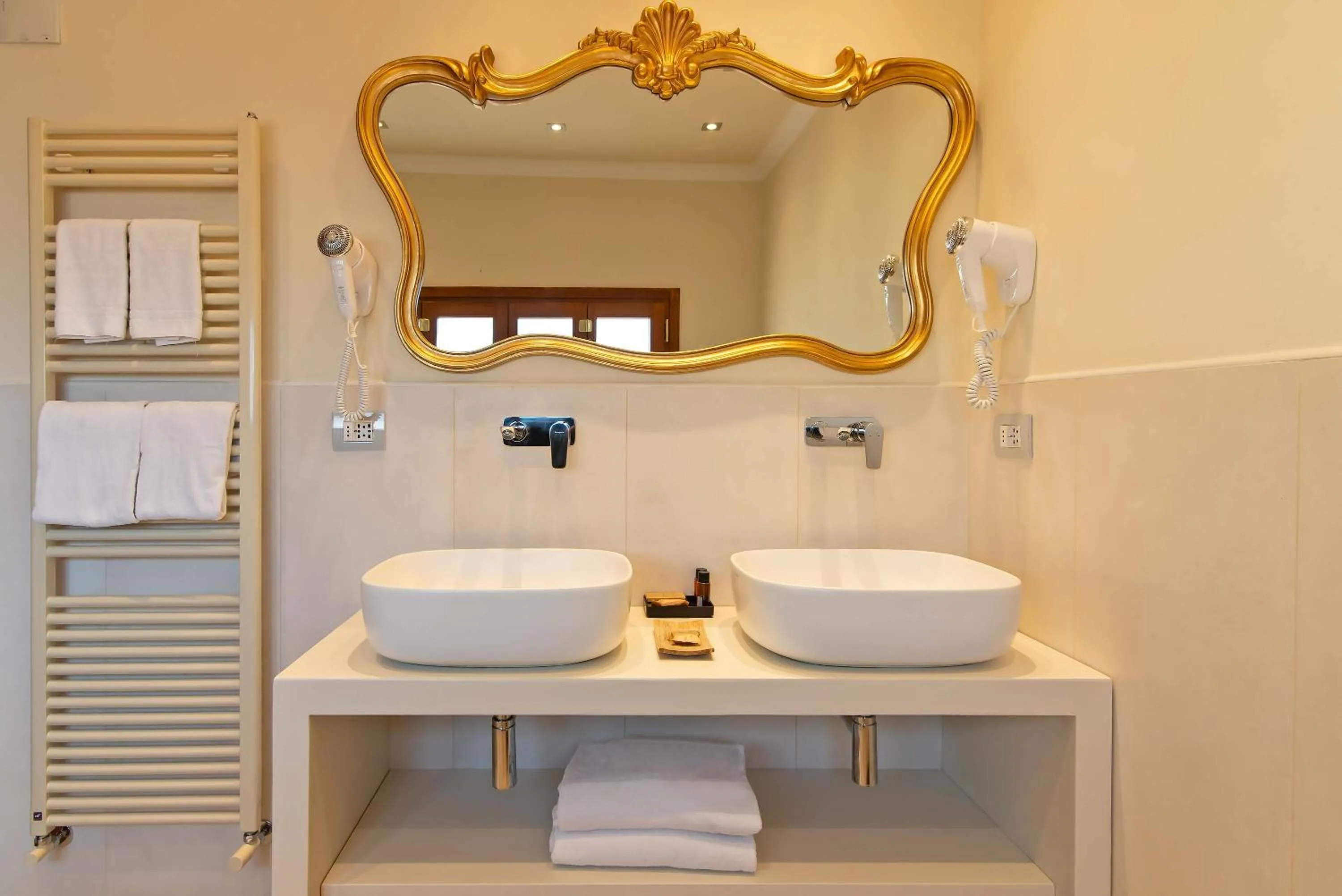 hair dryier in Hotel Porta Faenza