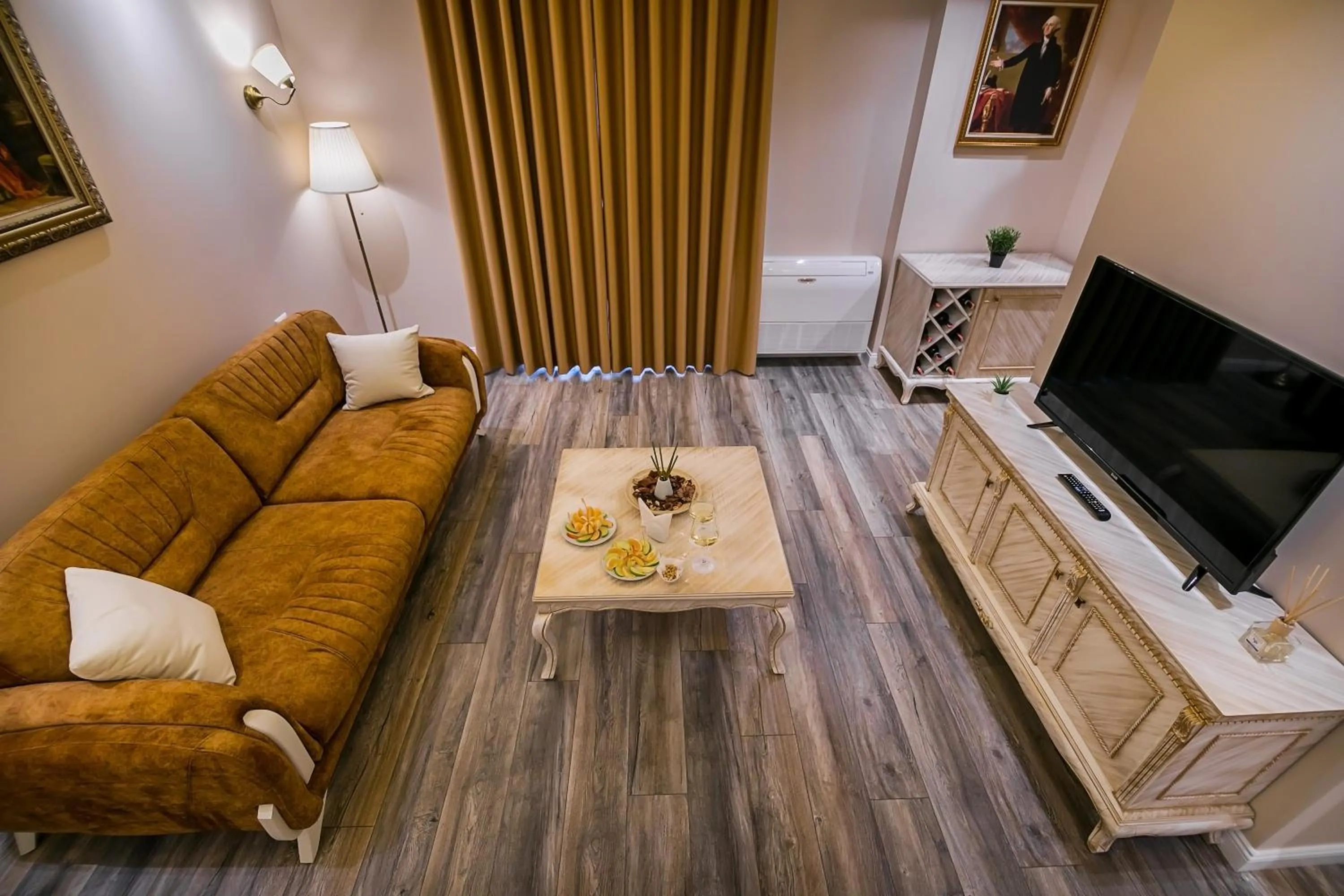 TV and multimedia in Legacy Boutique Hotel