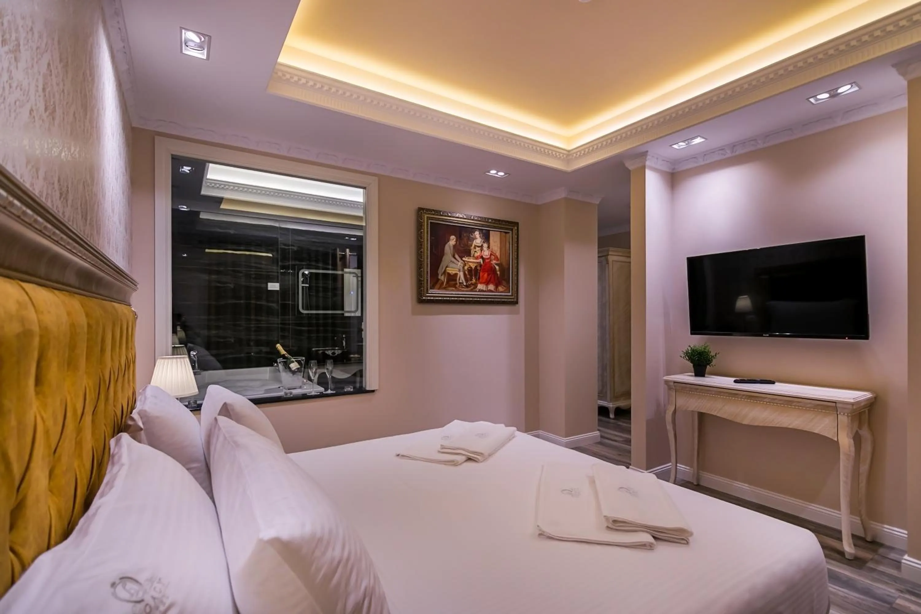 TV and multimedia, Bed in Legacy Boutique Hotel