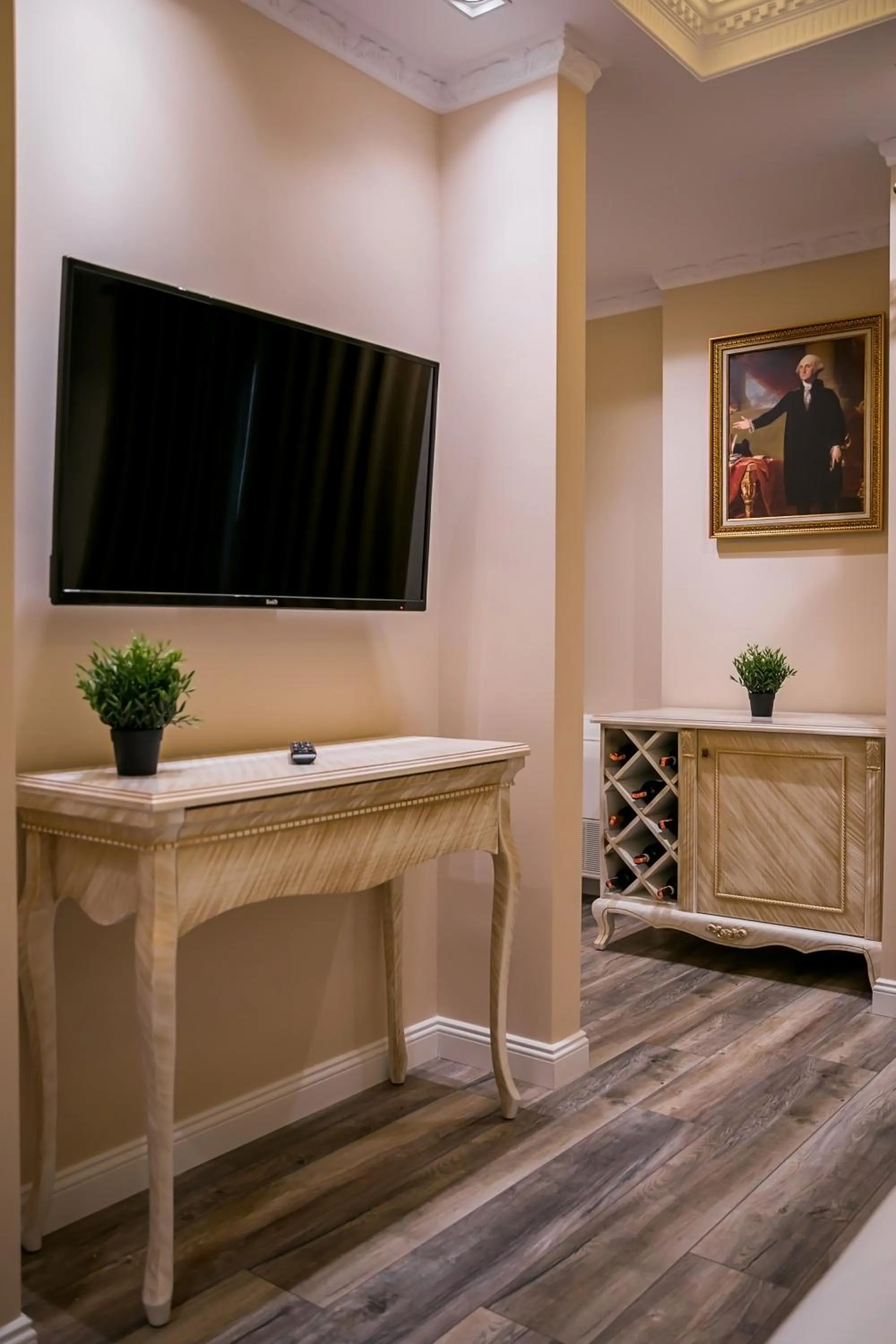 TV and multimedia in Legacy Boutique Hotel