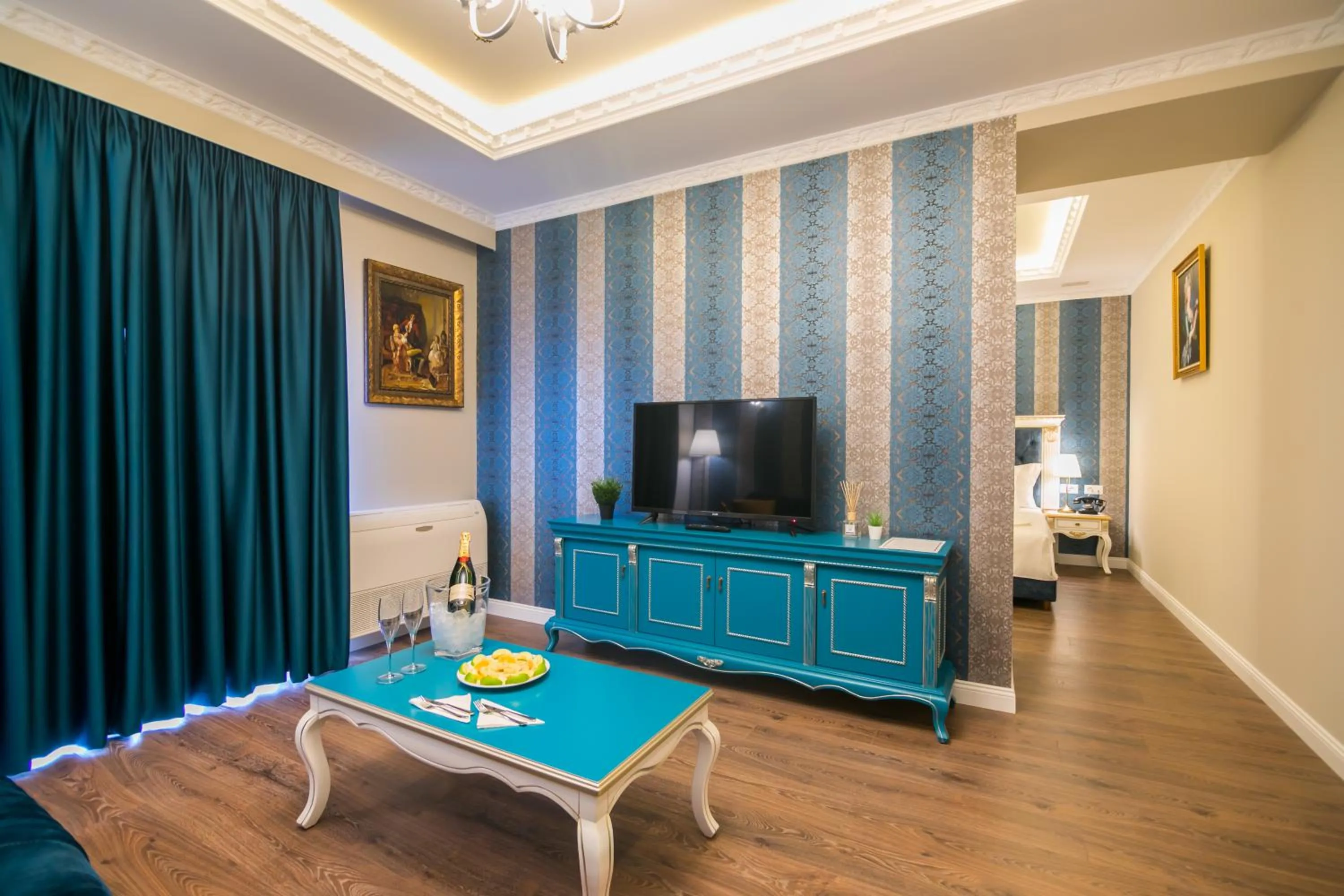 TV and multimedia in Legacy Boutique Hotel