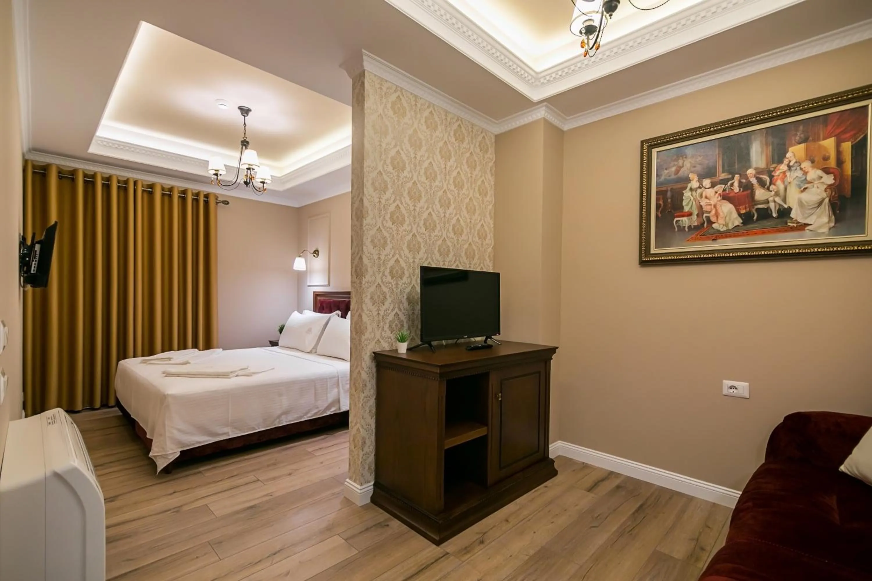 TV and multimedia, Bed in Legacy Boutique Hotel