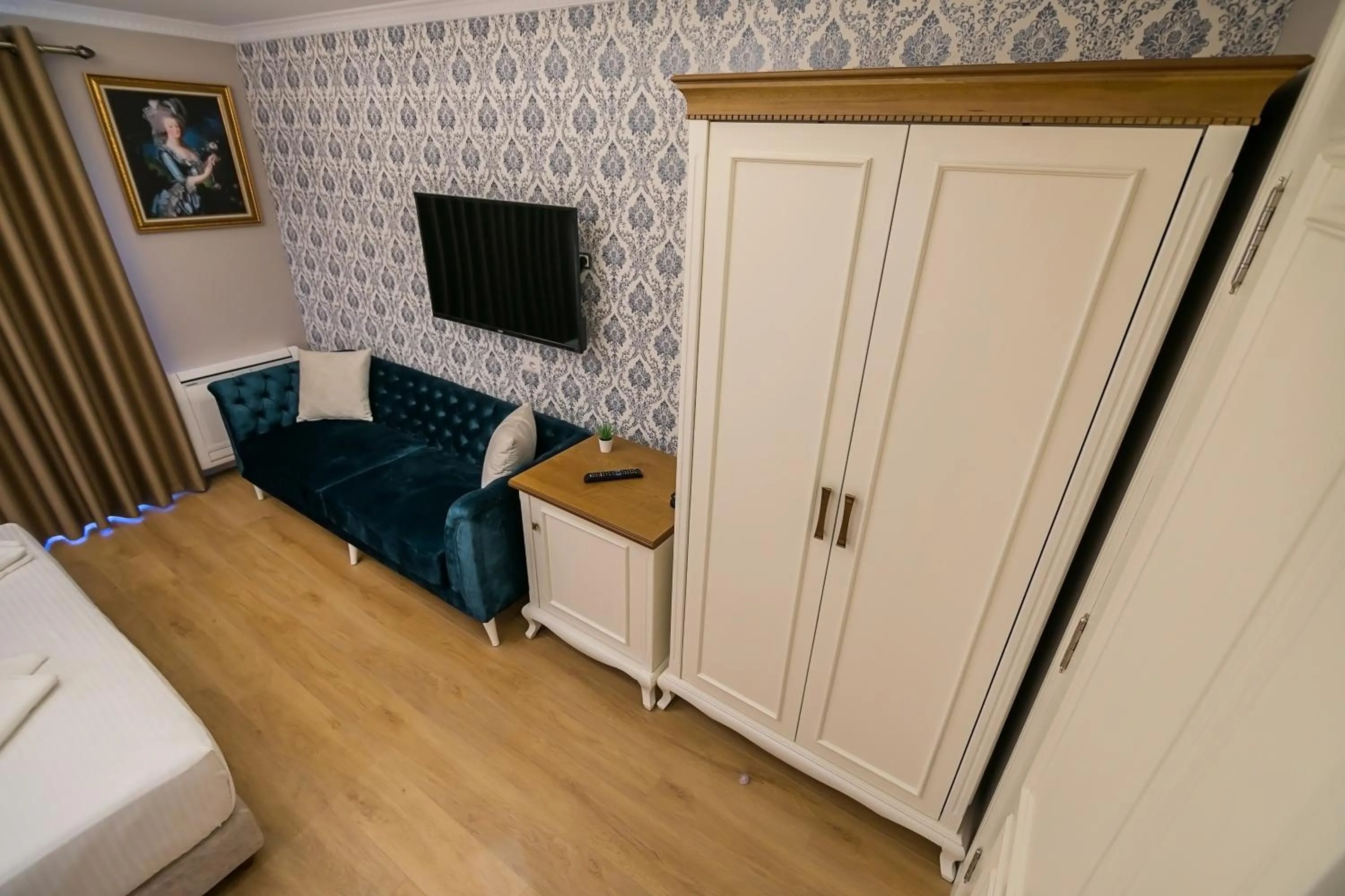 TV and multimedia, Bed in Legacy Boutique Hotel