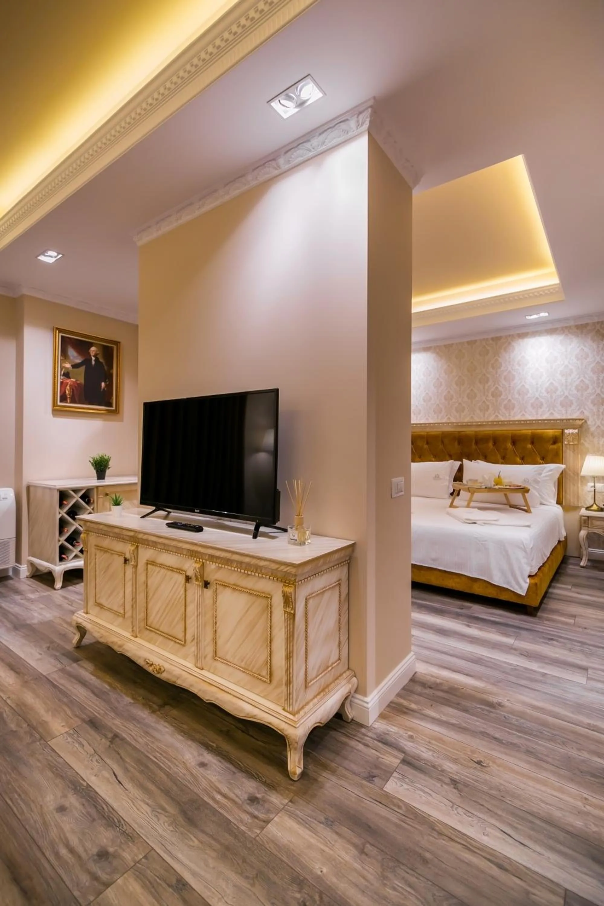 TV and multimedia, Bed in Legacy Boutique Hotel