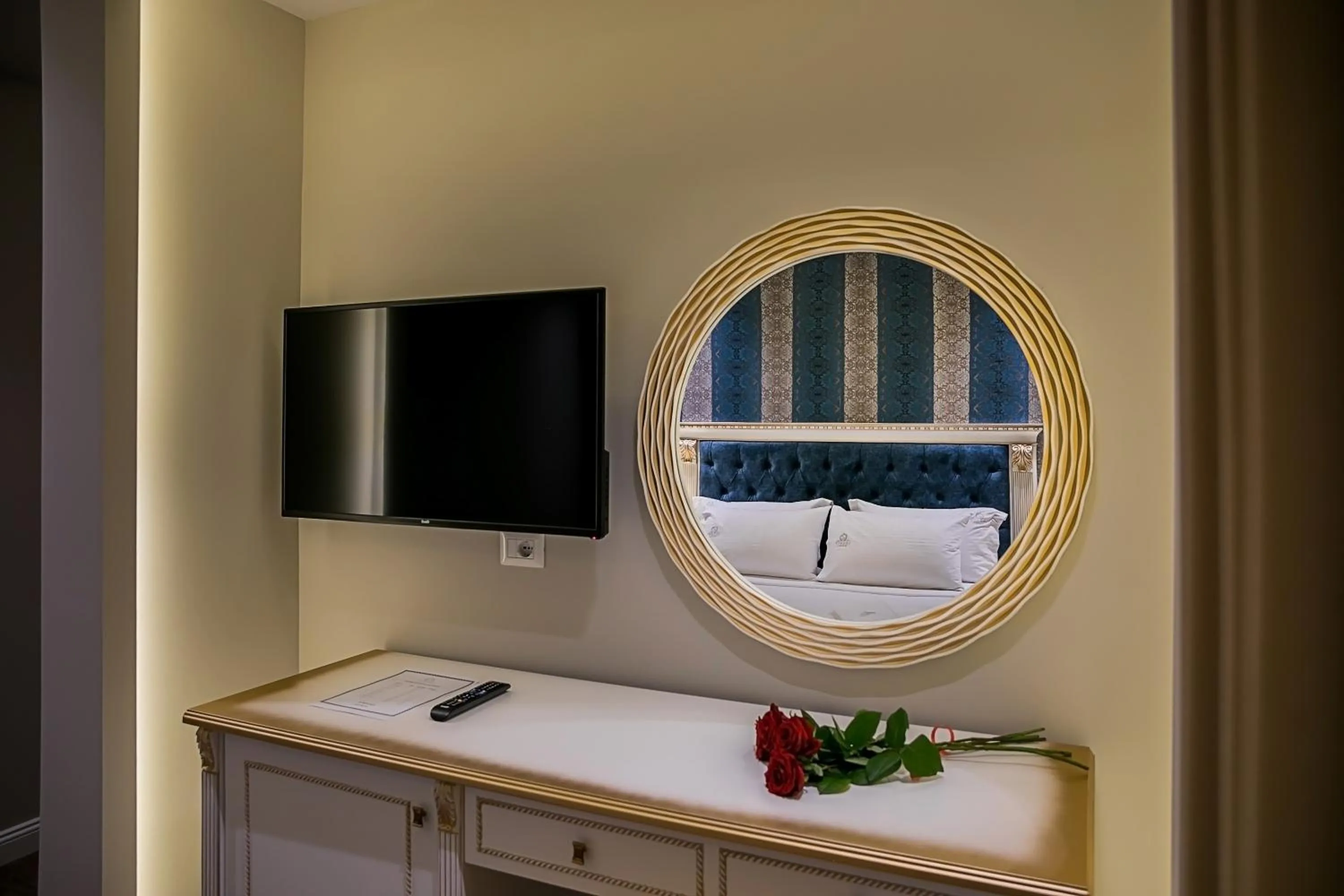 TV and multimedia, Bed in Legacy Boutique Hotel