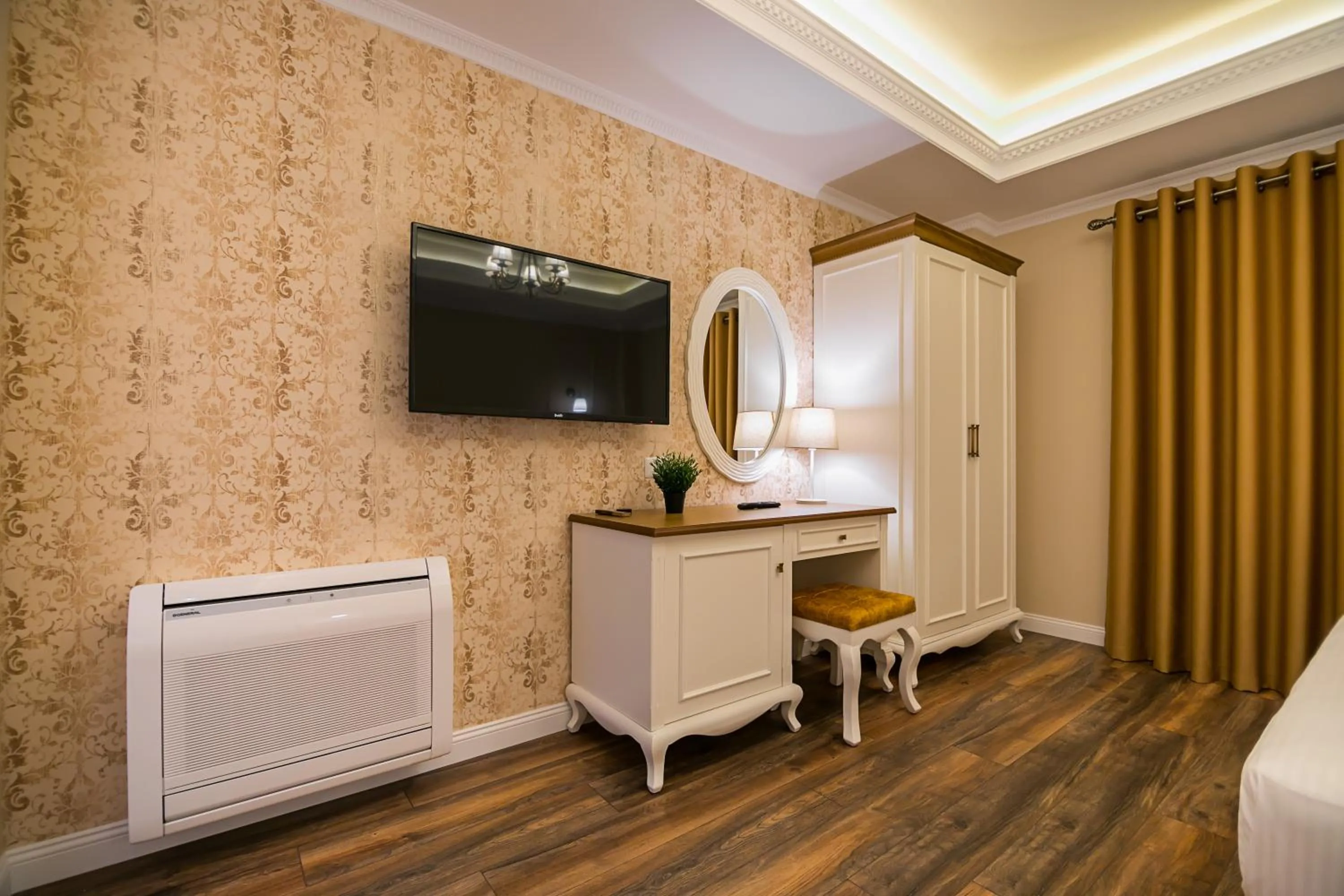 TV and multimedia, Bed in Legacy Boutique Hotel