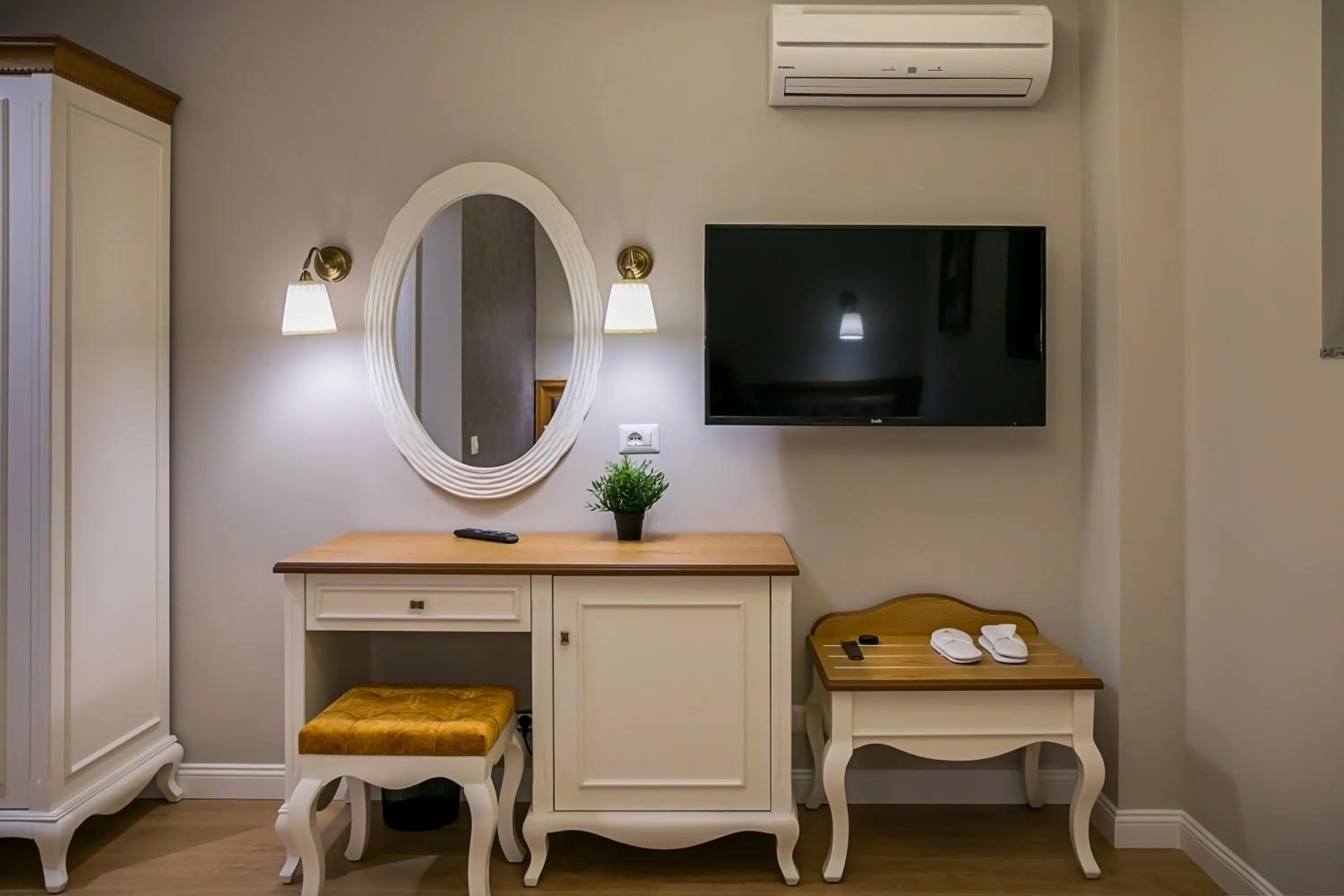 TV and multimedia in Legacy Boutique Hotel