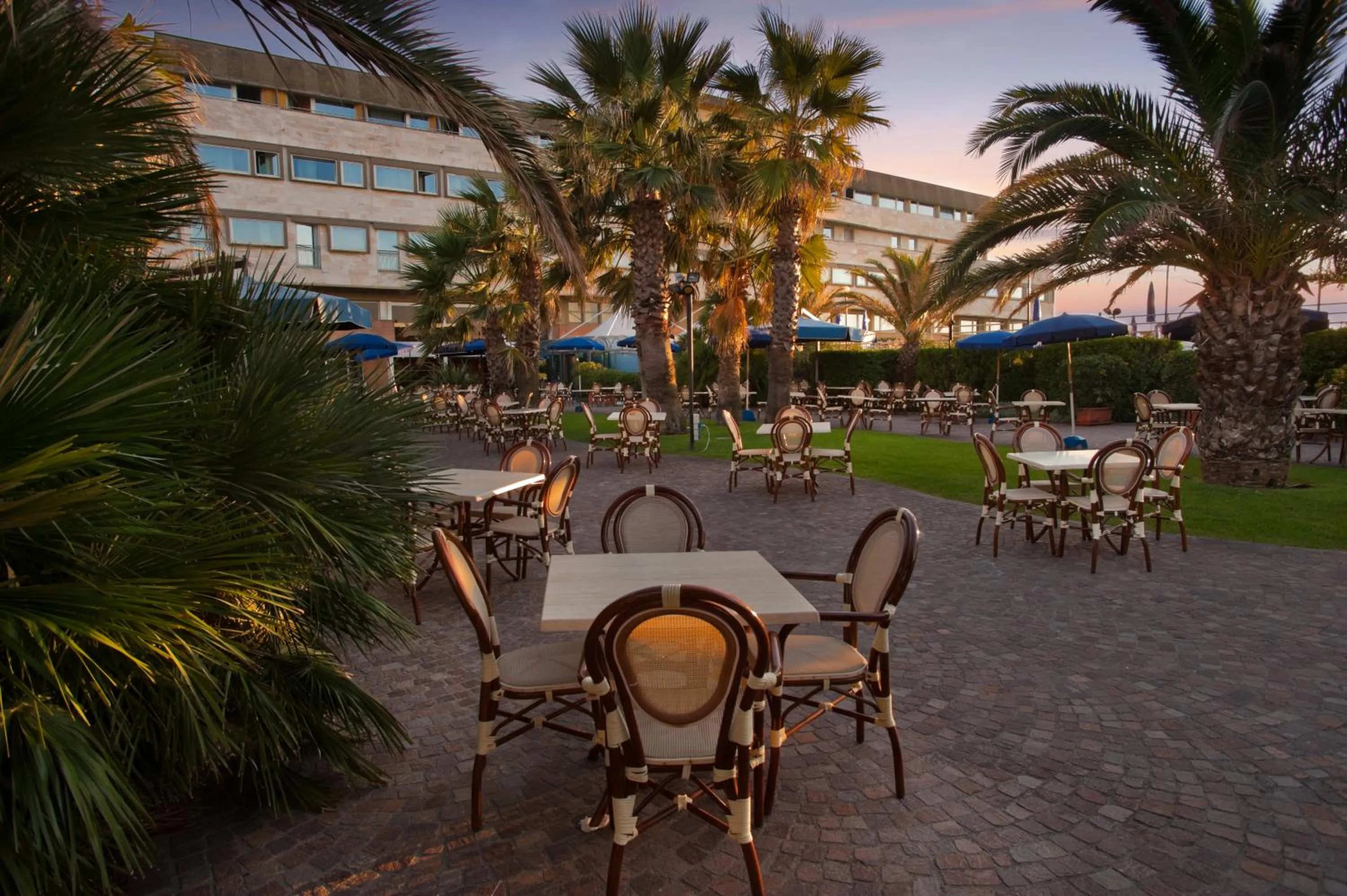 Restaurant/places to eat in Grand Hotel Continental