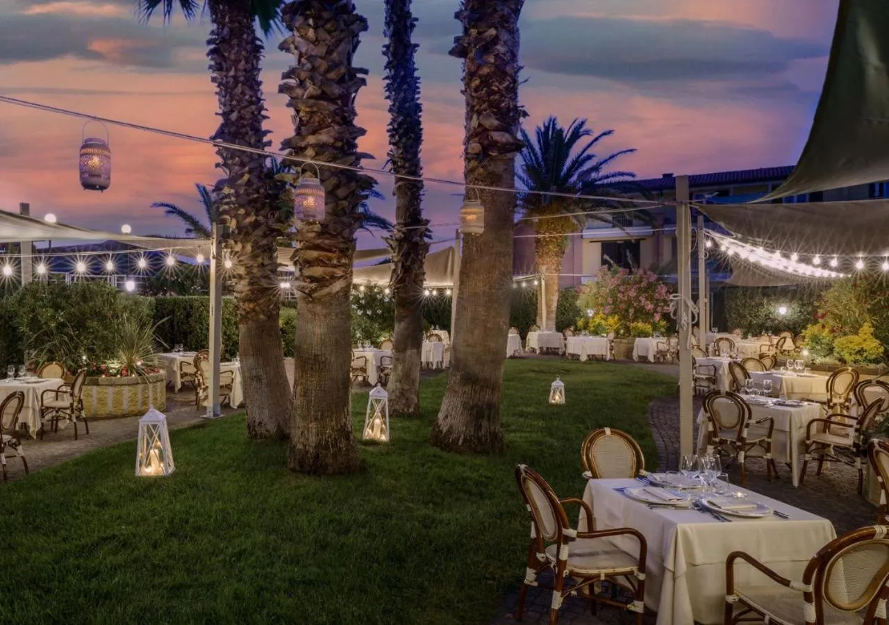 Restaurant/places to eat in Grand Hotel Continental