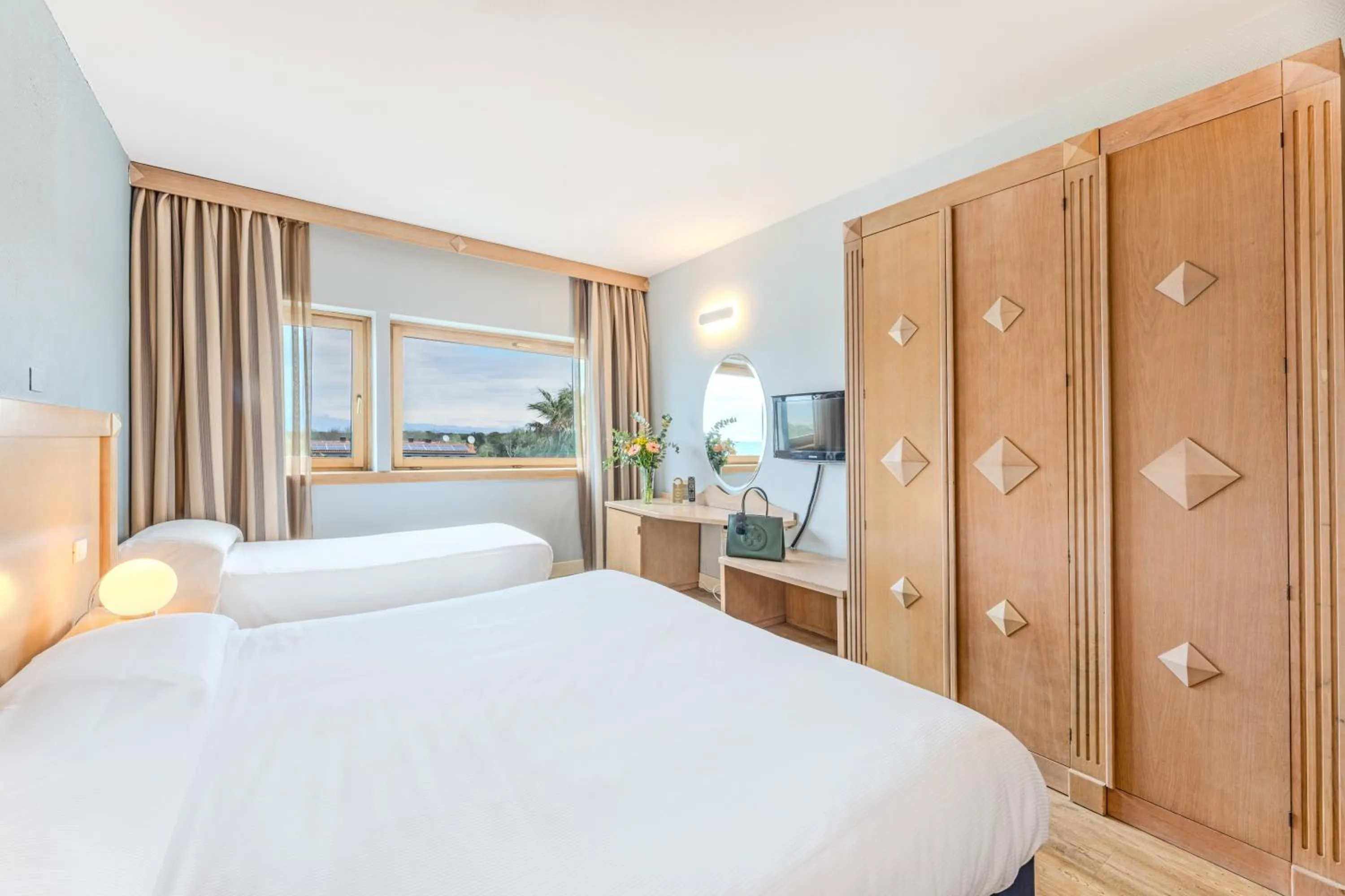 Bedroom, Bed in Grand Hotel Continental