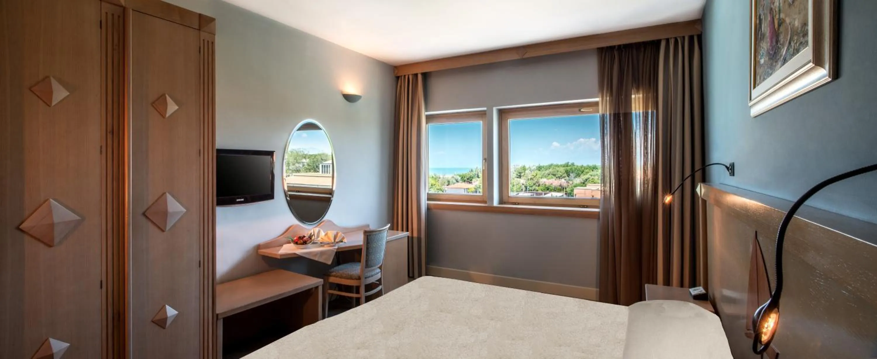 Bedroom, Bed in Grand Hotel Continental