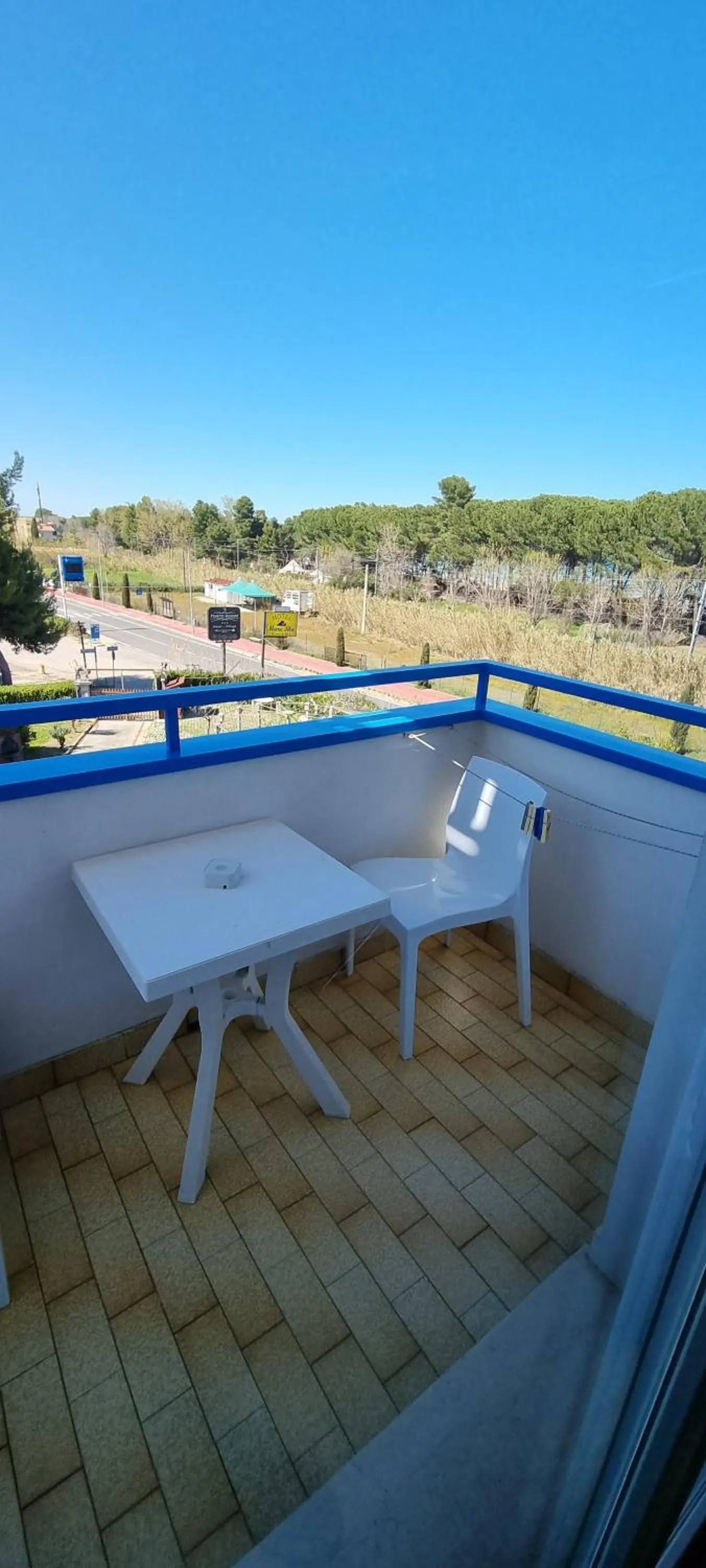 Summer in Hotel Mare Blu -- boutique