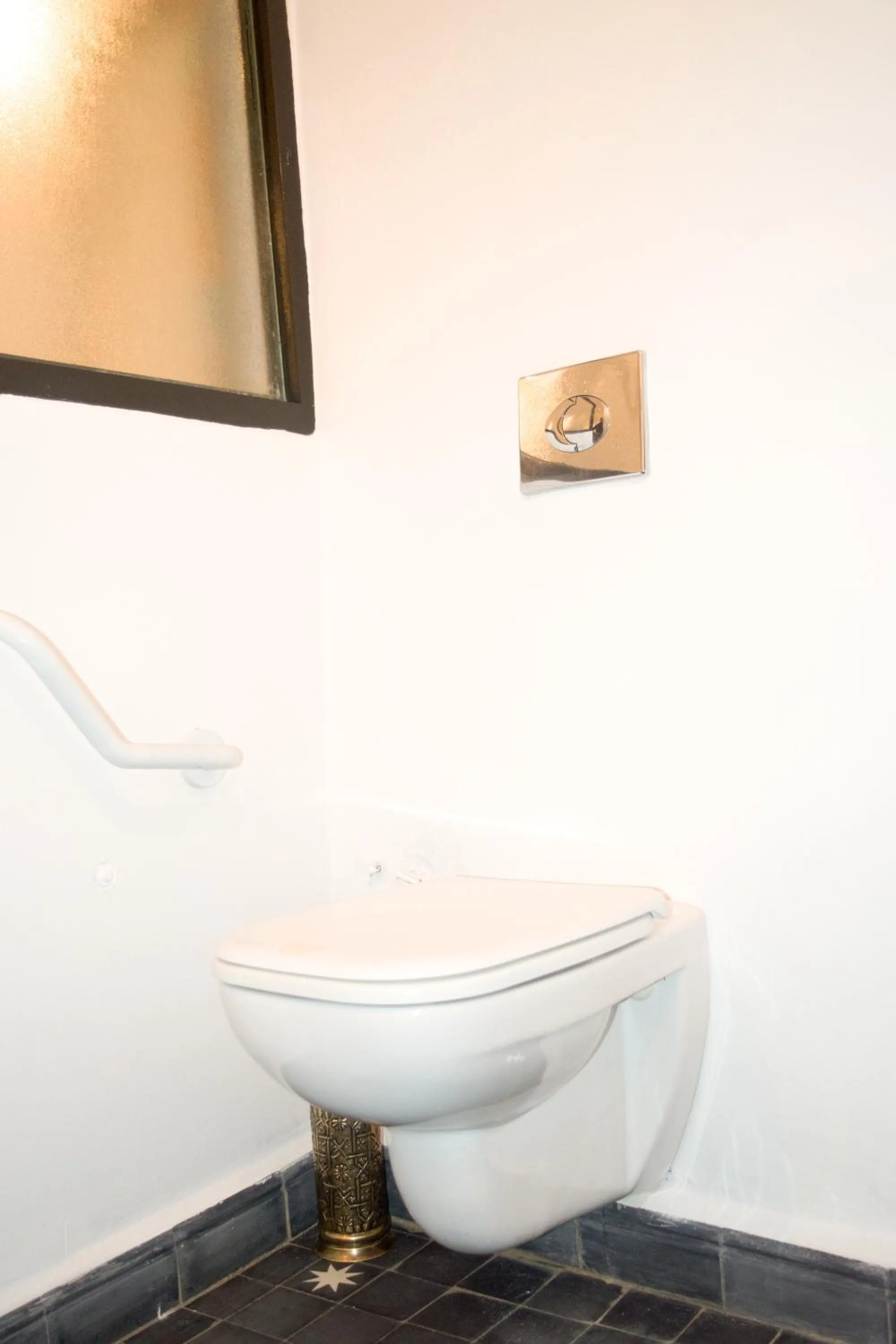 Toilet in Riad Le Khan Mogador