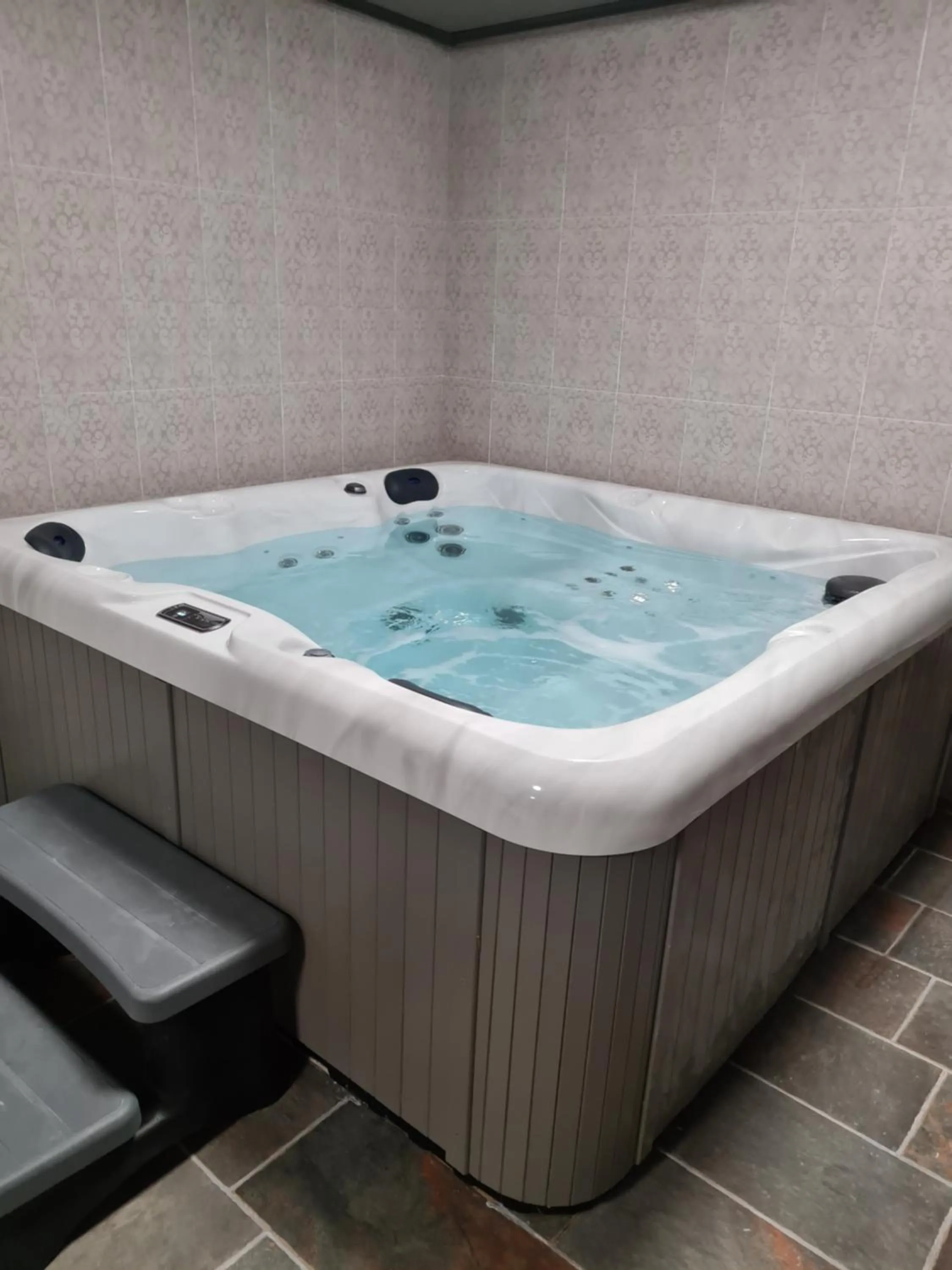 Hot Tub in HOTEL PARIS Relax Zone