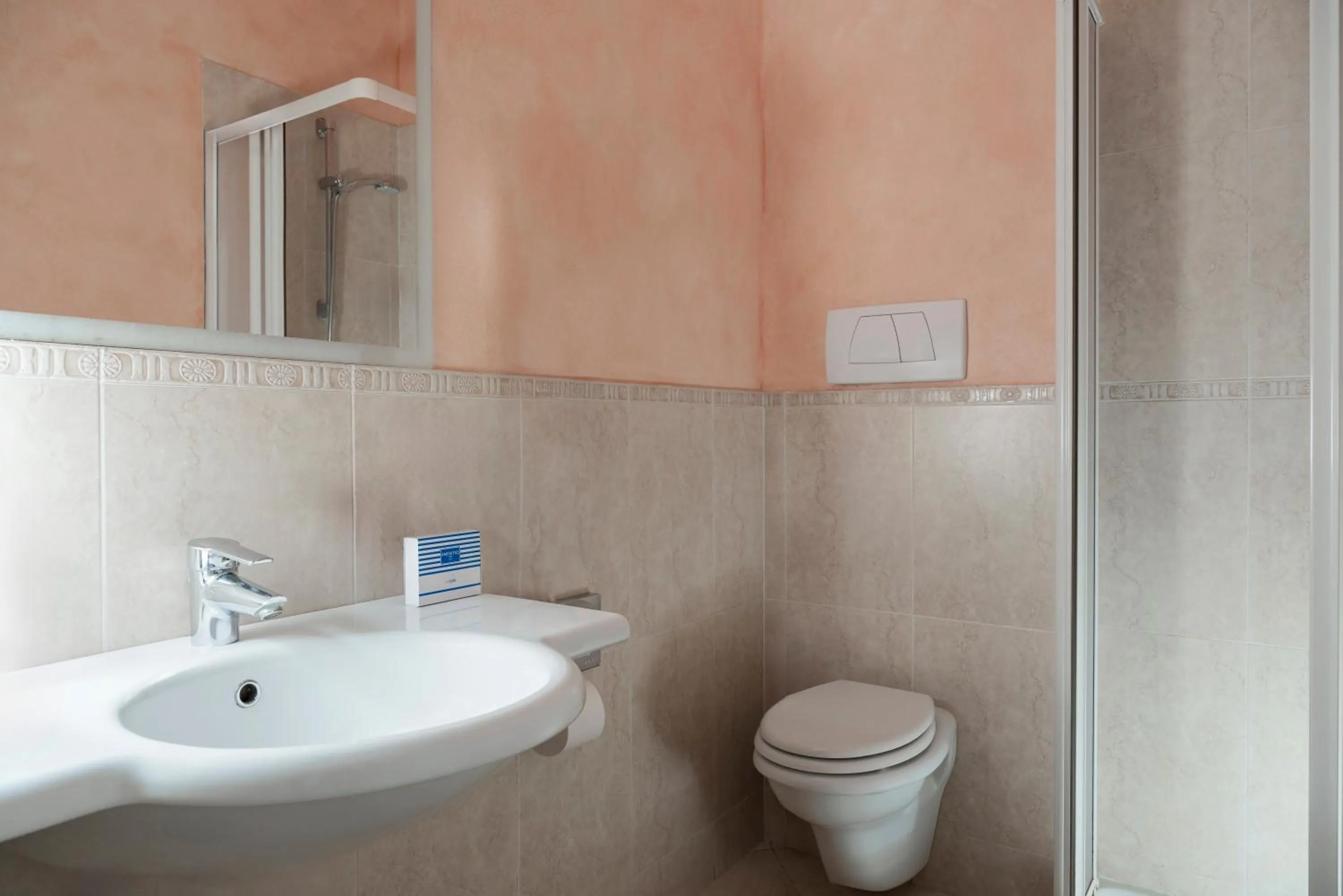 Toilet in Hotel Du Soleil