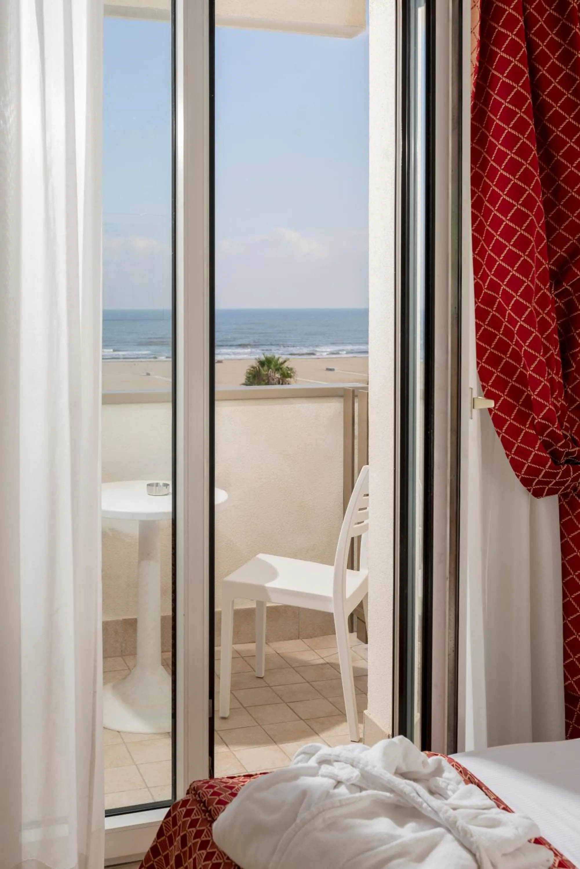Balcony/Terrace, Bed in Hotel Du Soleil