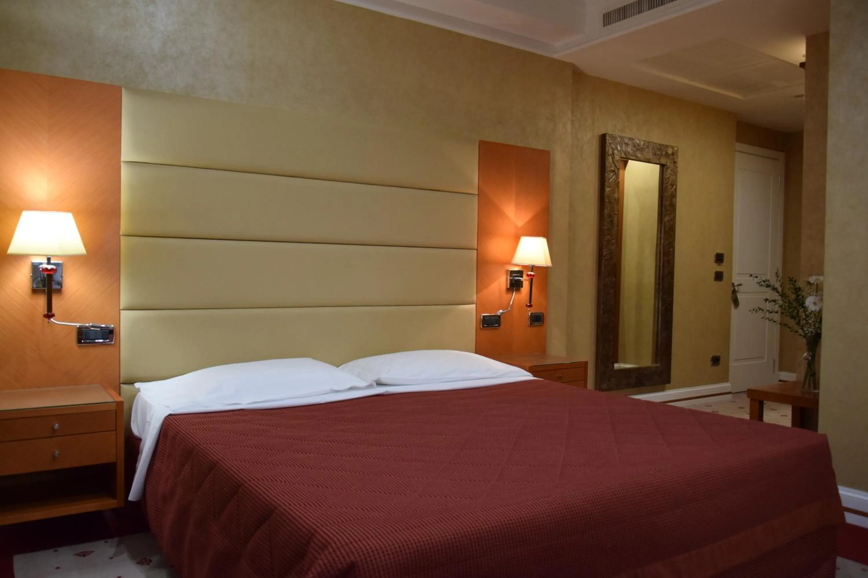 Swimming pool, Bed in Hotel Perusia