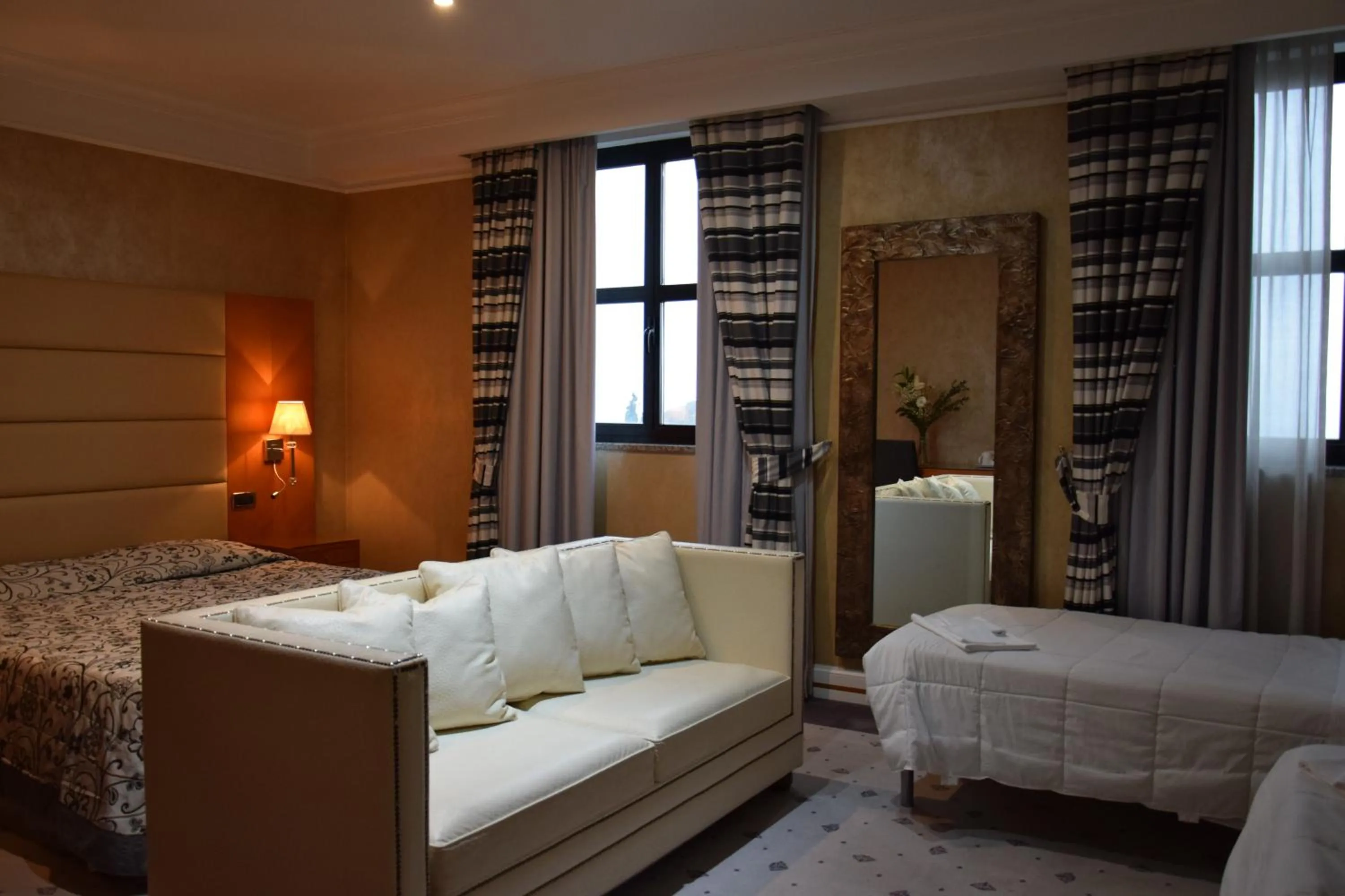 Seating area, Bed in Hotel Perusia