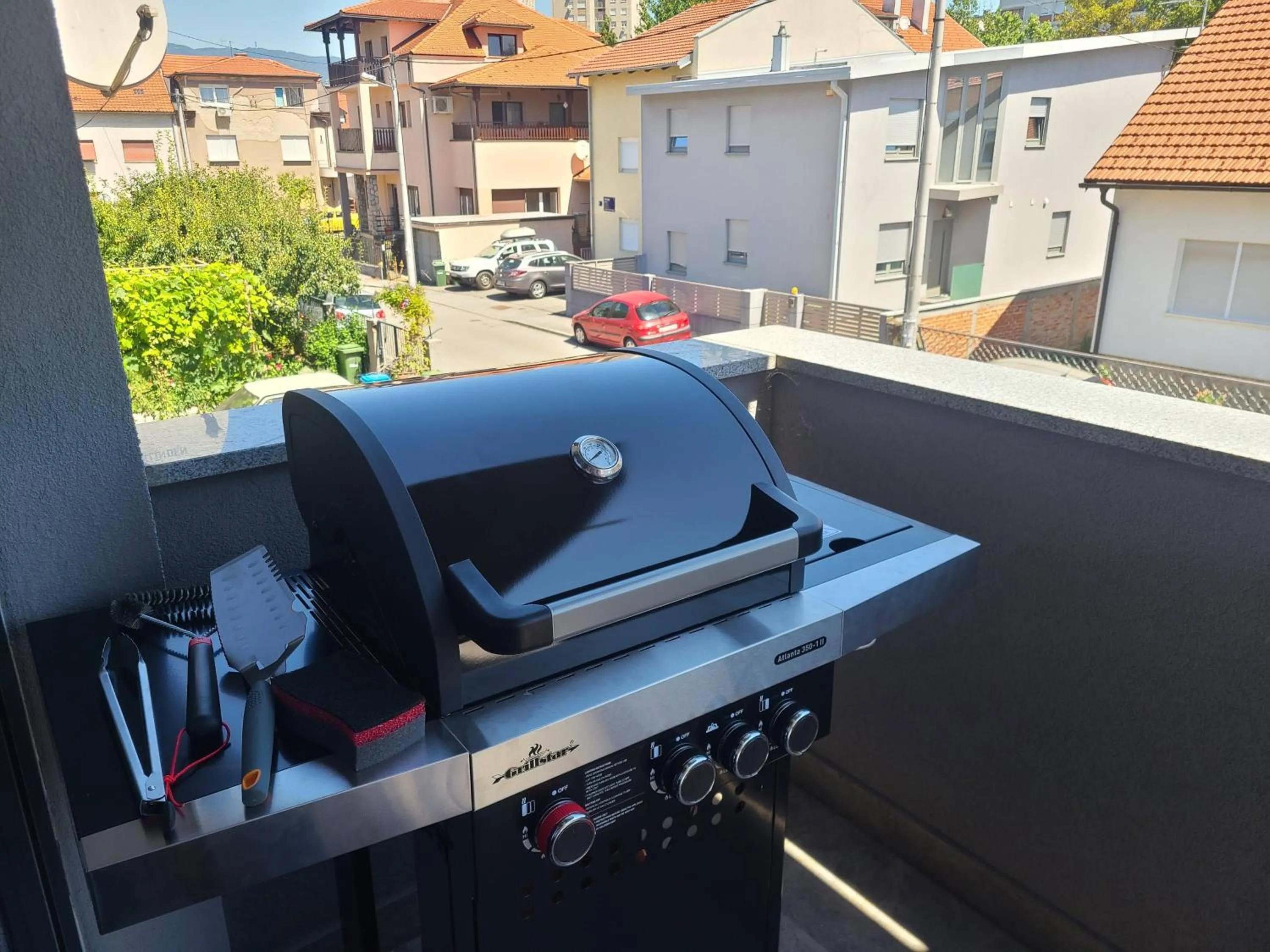 BBQ facilities in Modern 4-Star luxury apt - WFH Ready, Free Parking
