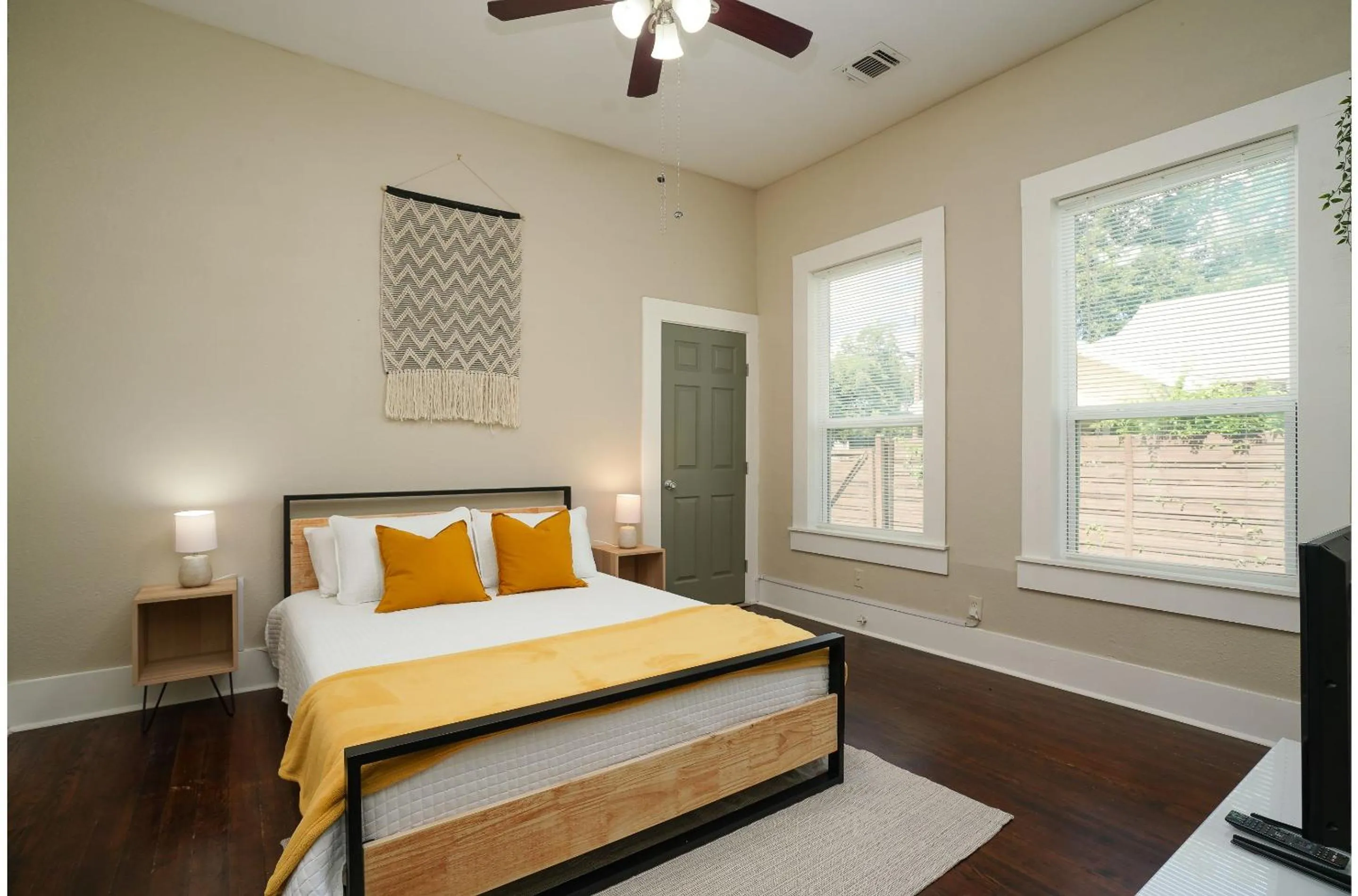 Bed in Amazing Fully Fenced Home Only 5 Mins from Downtown