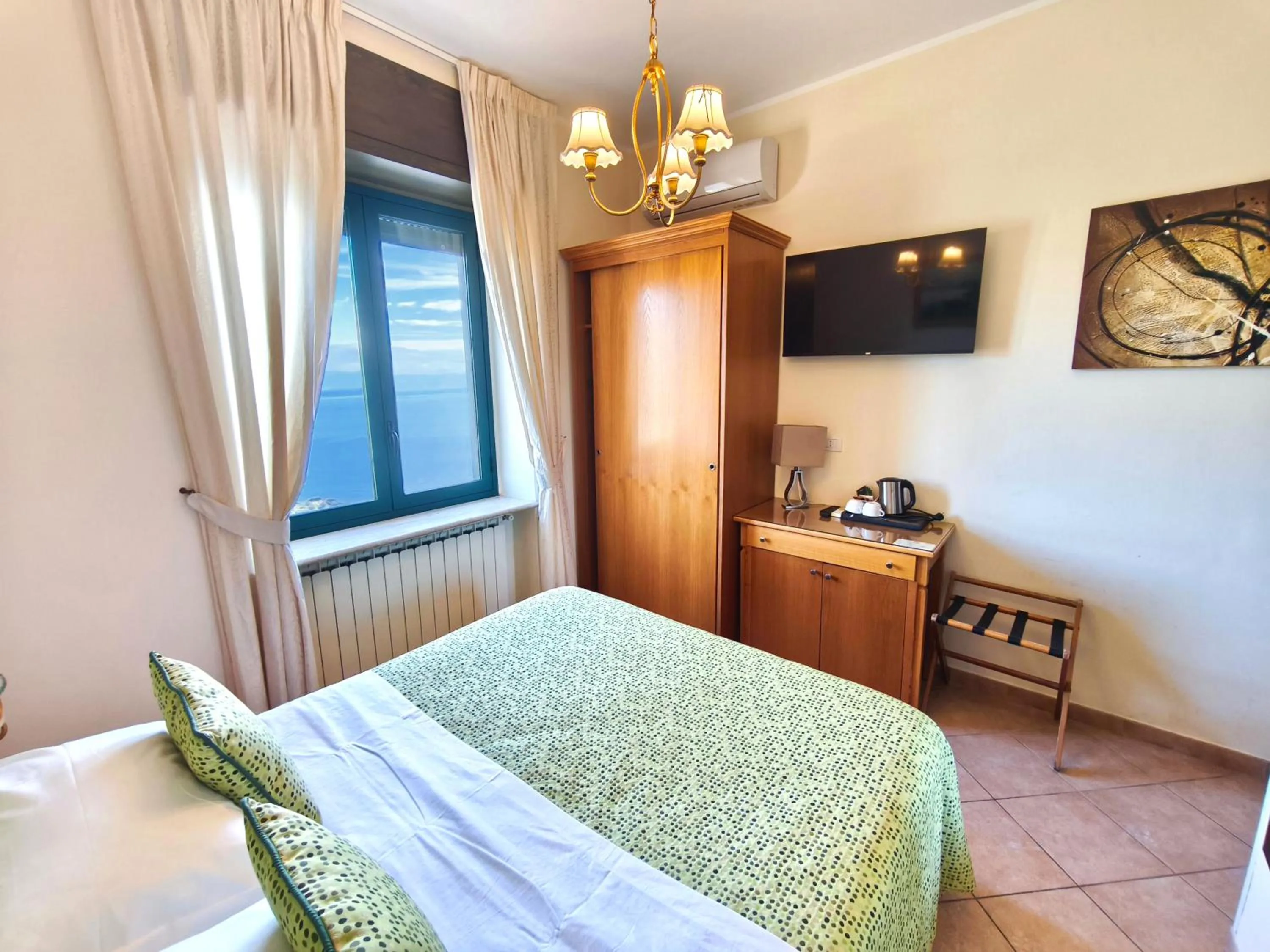 Photo of the whole room, Bed in Hotel "La Pensione Svizzera"